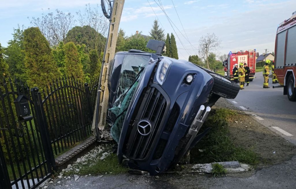 Dramatyczny wypadek na Lubelszczyźnie. Bus uderzył w słup energetyczny