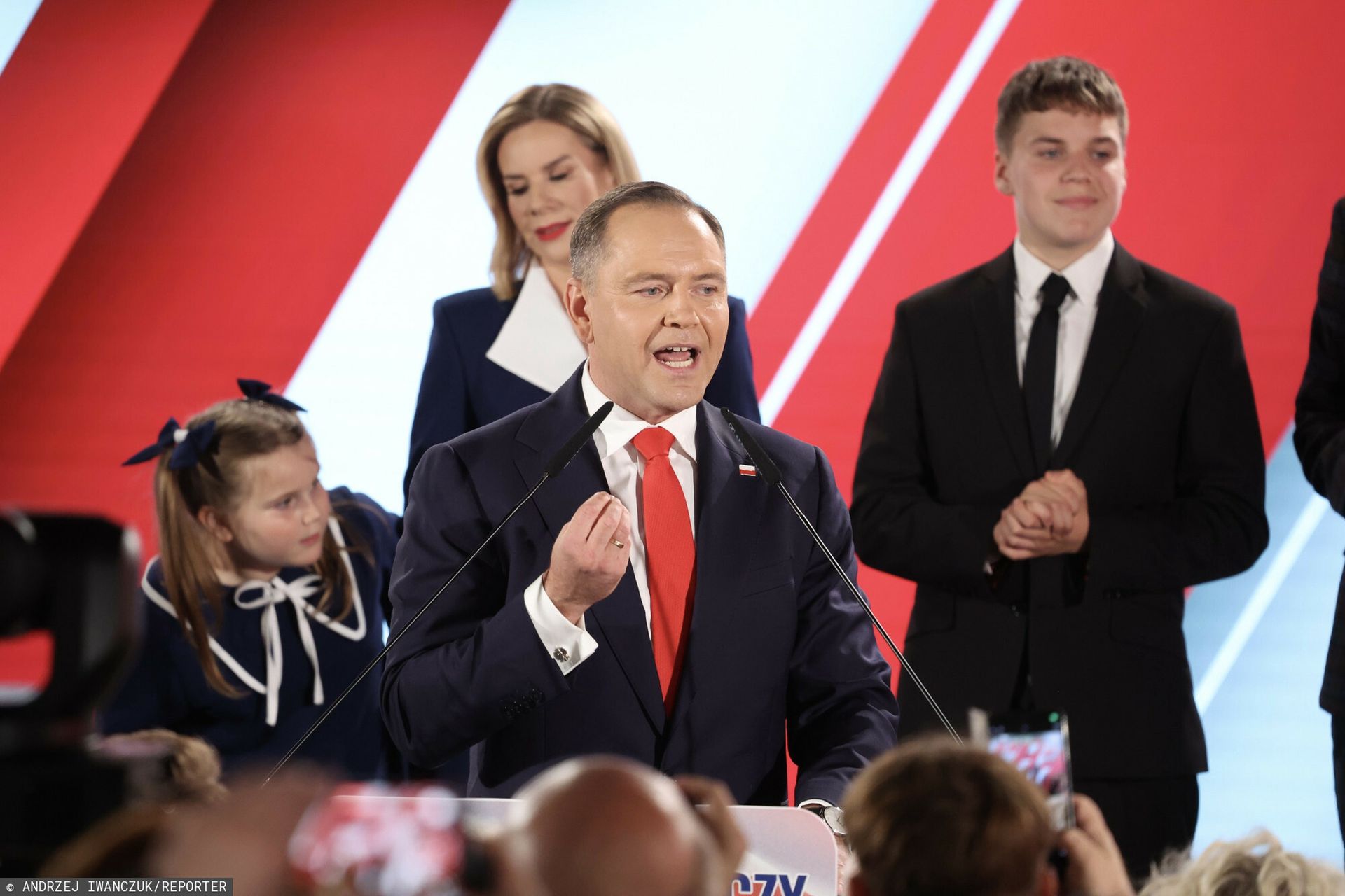 Dlaczego Nawrocki uderzał w mównicę? Ekspert mowy ciała: wtedy pokazał, iż to nie koniec