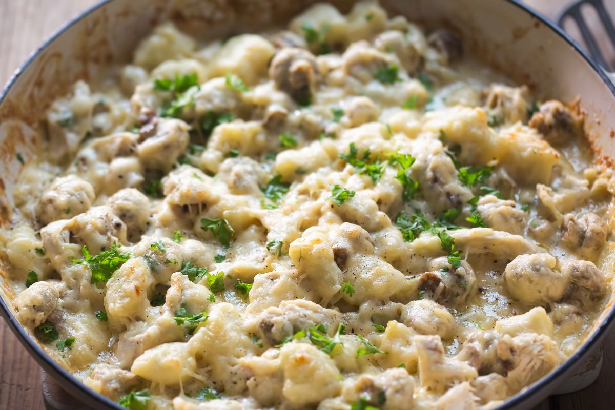 Na jednej patelni robię cały obiad. Kluseczki są miękkie, a mięso rozpływa się w ustach