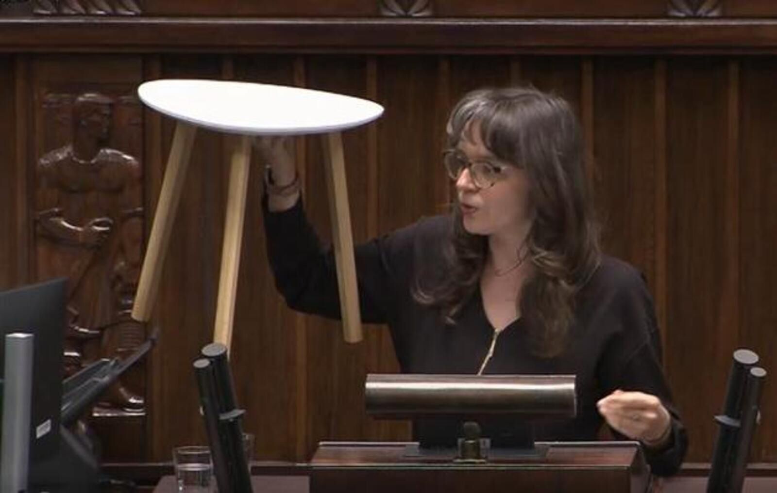 Posłanka KO weszła na mównicę z rekwizytem. Od razu wyjaśniła