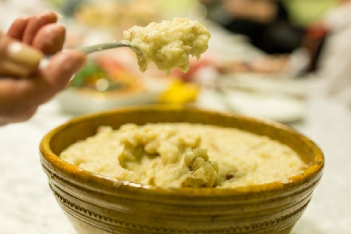 Babciny przepis na "kapustę drewnianą". To proste, tanie i smaczne danie z ziemniaków