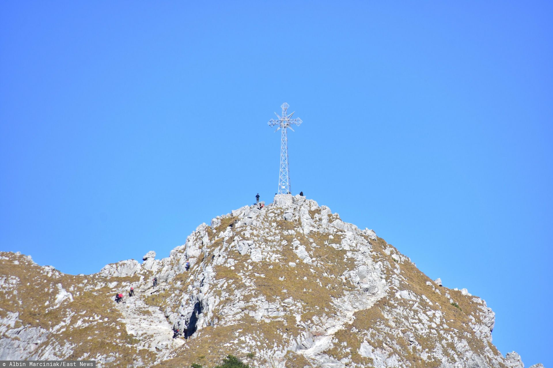 Niebezpieczne zachowanie turystów. Wspięli się na krzyż na Giewoncie