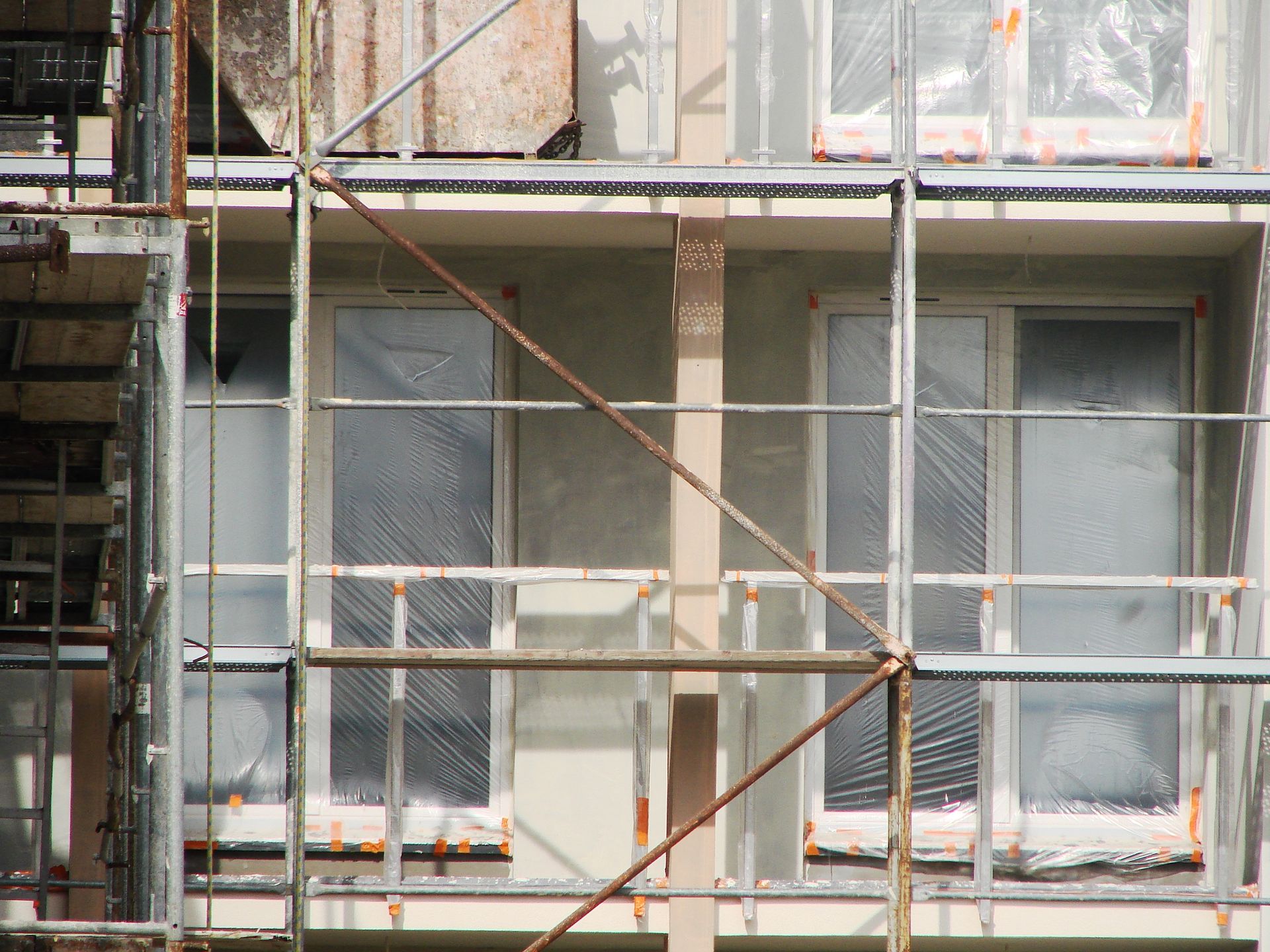 Od lat żyją w bloku za płachtami. "Ludzie już mają stany depresyjne"