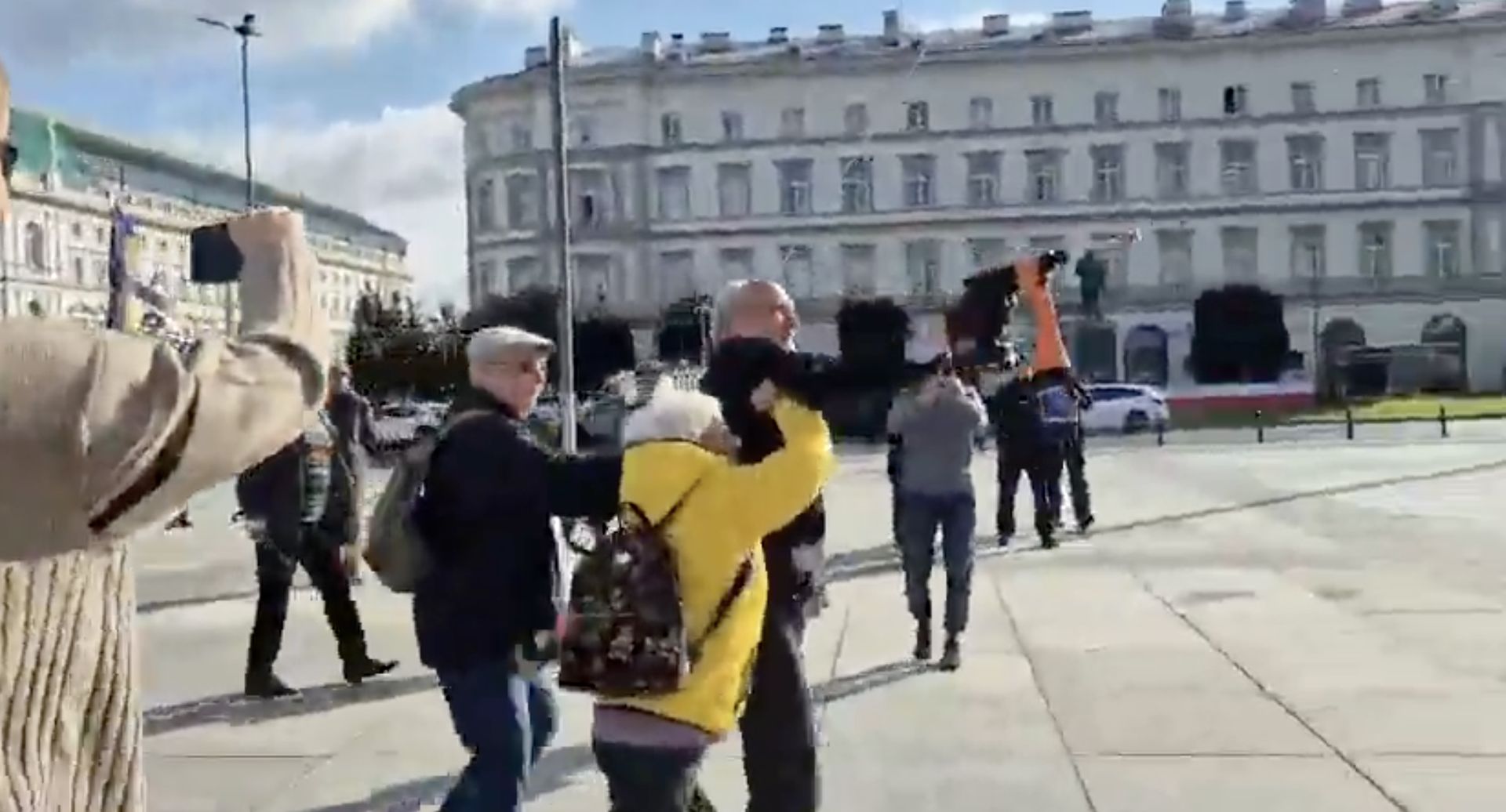 Macierewicz z pistoletem na farbę broni "prawdy o Smoleńsku". PiS się zgadza