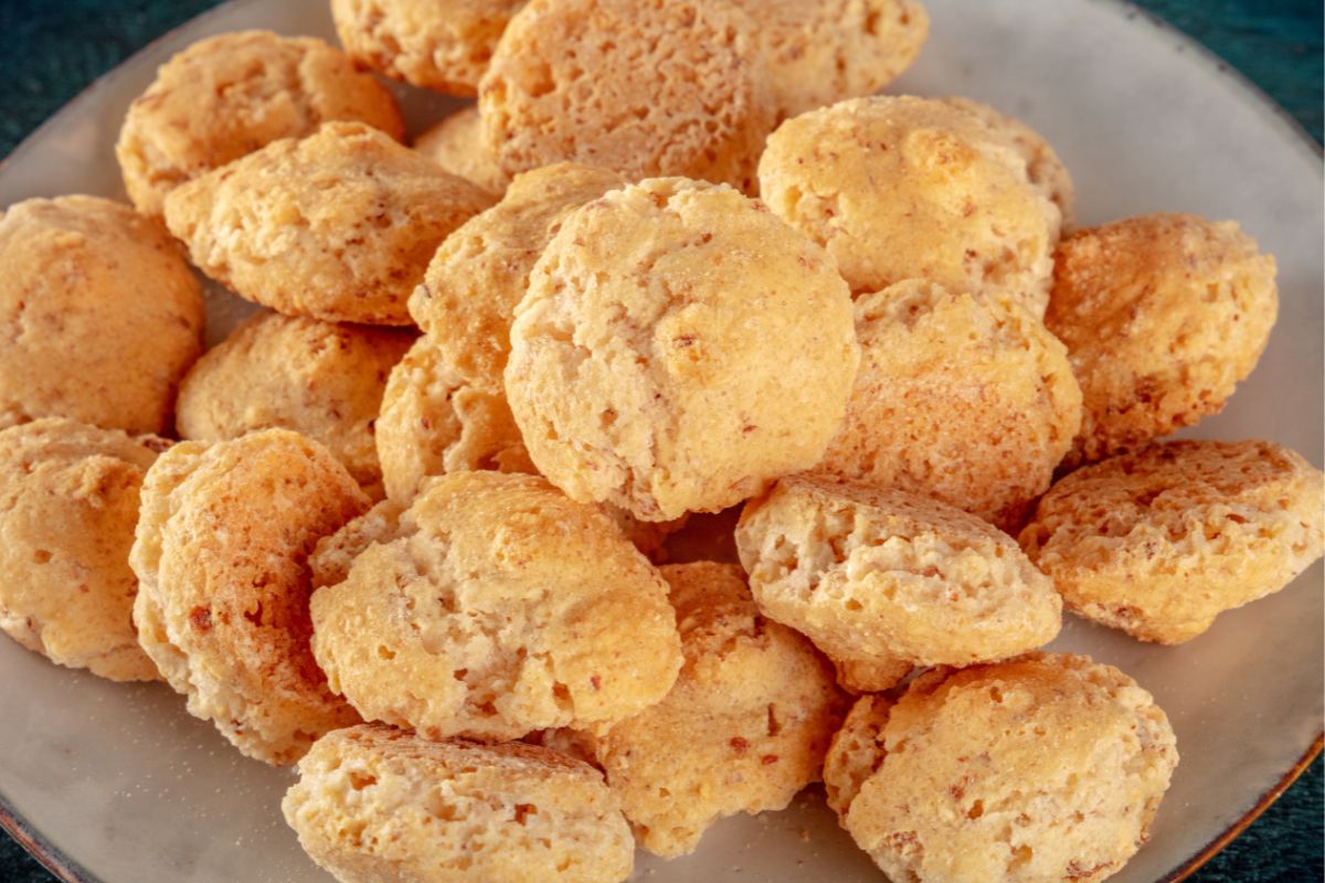 Żółtka do pączków, a białka na włoskie ciasteczka. Trudno wybrać, które są lepsze