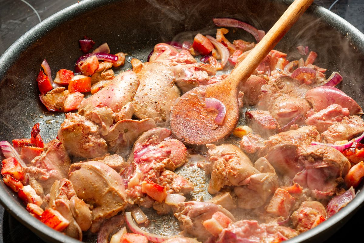 Wszyscy popełniają ten sam błąd przy smażeniu wątróbki. Przez to wychodzi sucha i twarda