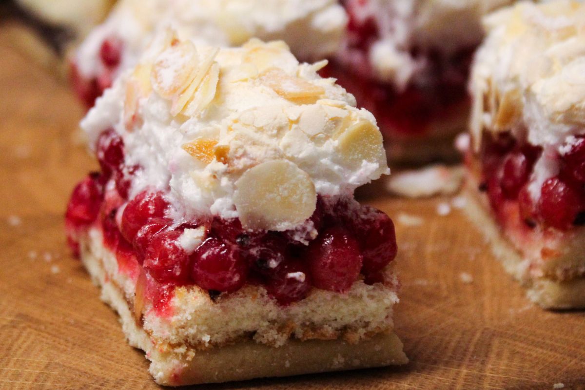 Szybkie ciasto bez pieczenia. Puszysta pianka na górze i owocowa warstwa to zgrany duet