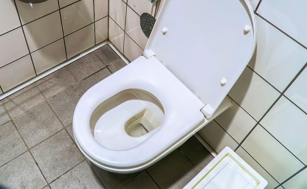 Najgorszy papier toaletowy wg proktologa. choćby nie zabieraj do WC