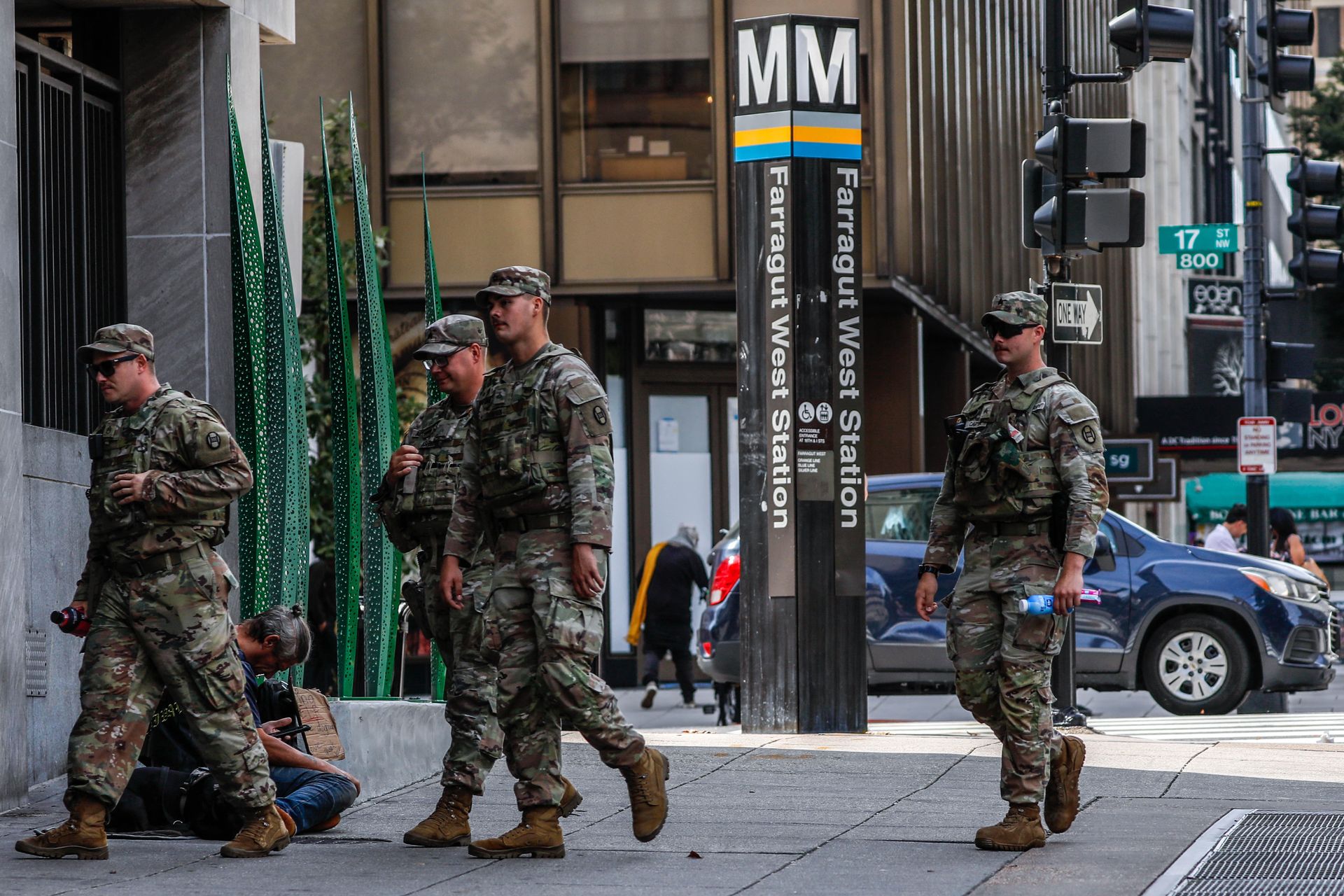 Żołnierze na przedmieściach Chicago. "Inwazja"