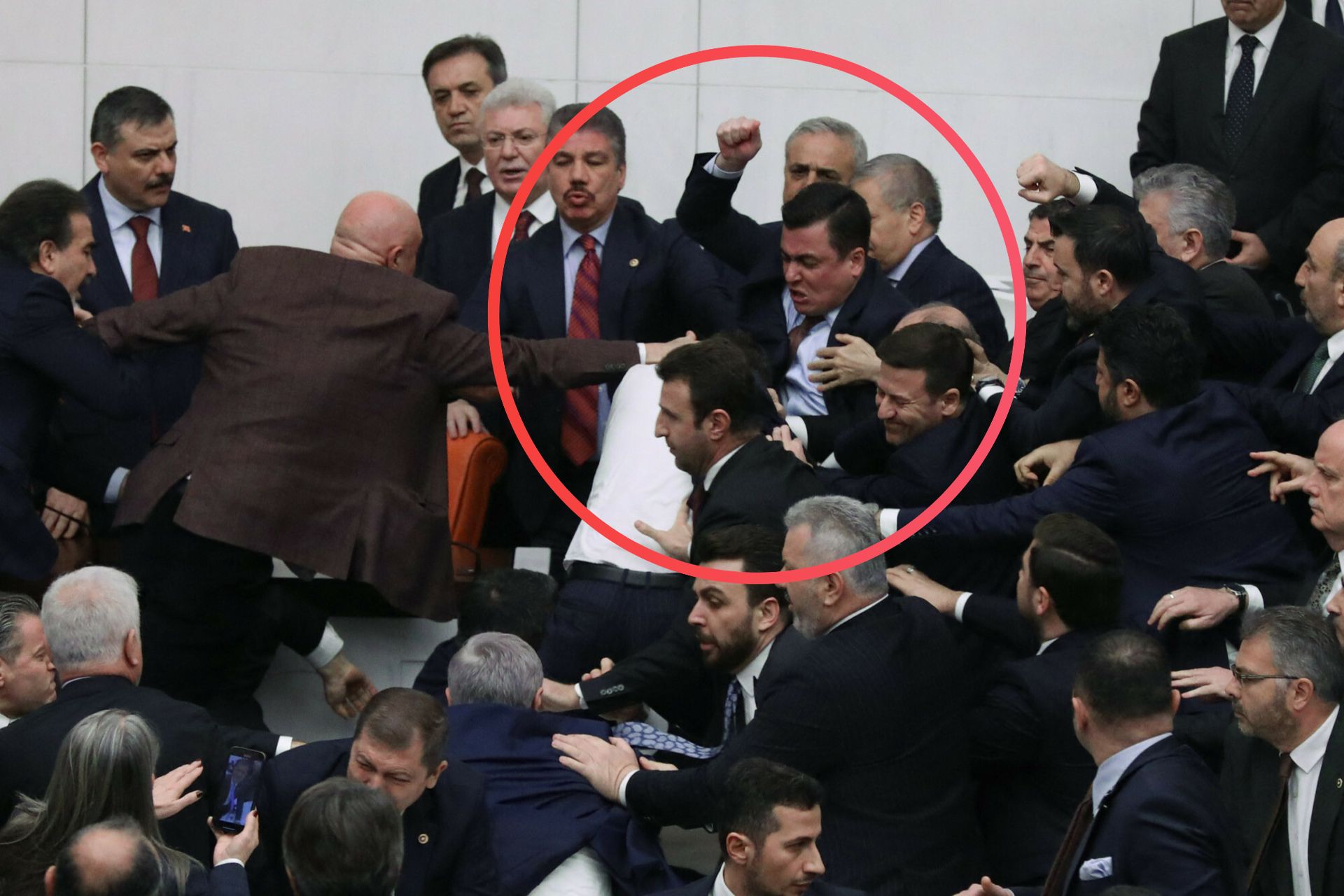 Bijatyka w tureckim parlamencie. Pięści poszły w ruch, są nagrania