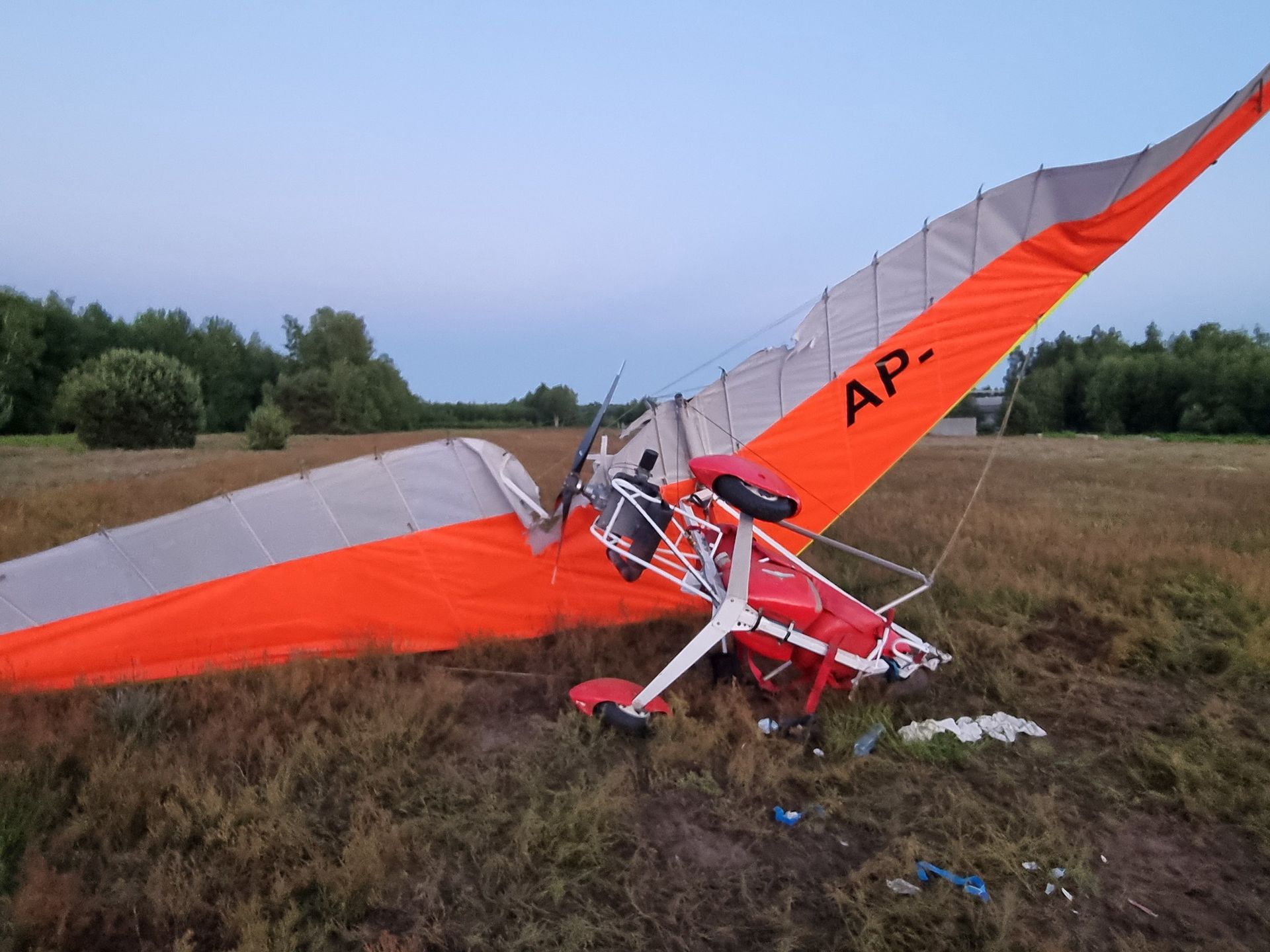 Motolotnia runęła na ziemię. Pilot przeżył upadek