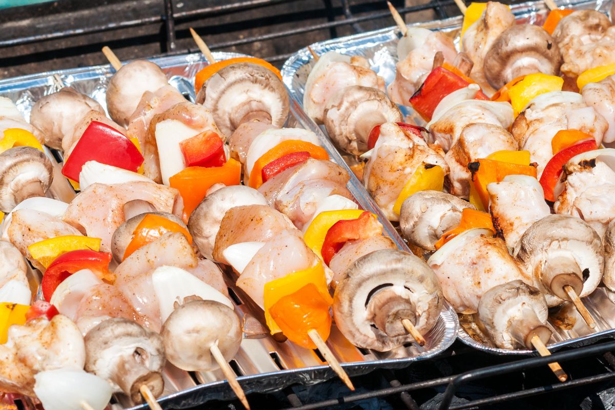 Aluminiowe tacki ułatwiają grillowanie. Korzystanie z nich nie zawsze jest bezpieczne