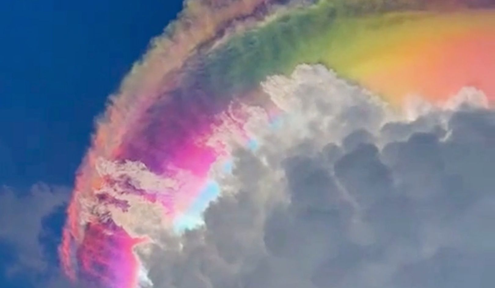 Niezwykle kolorowe chmury w Indonezji. Chemtrails czy dzieło natury?