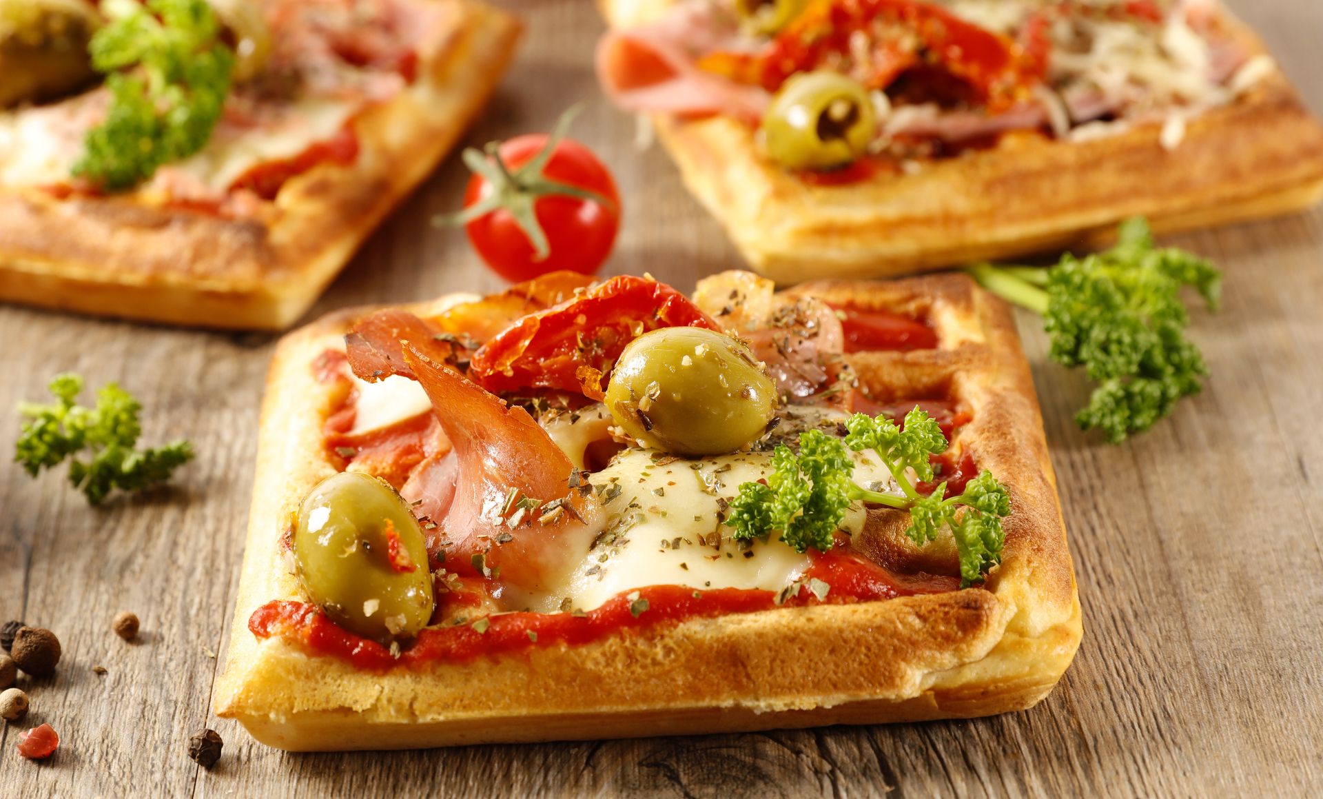 Na kolację robię wytrawne tosty. Przypominają pizzę, ale ciasto jest o wiele prostsze