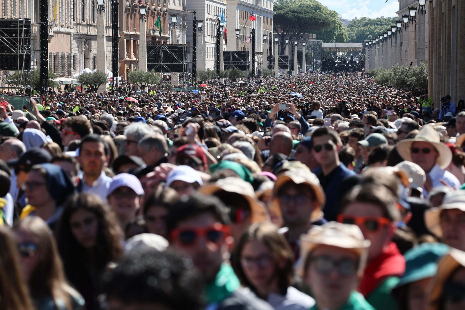 Gest dla wiernych. Trumna z ciałem papieża na papamobile