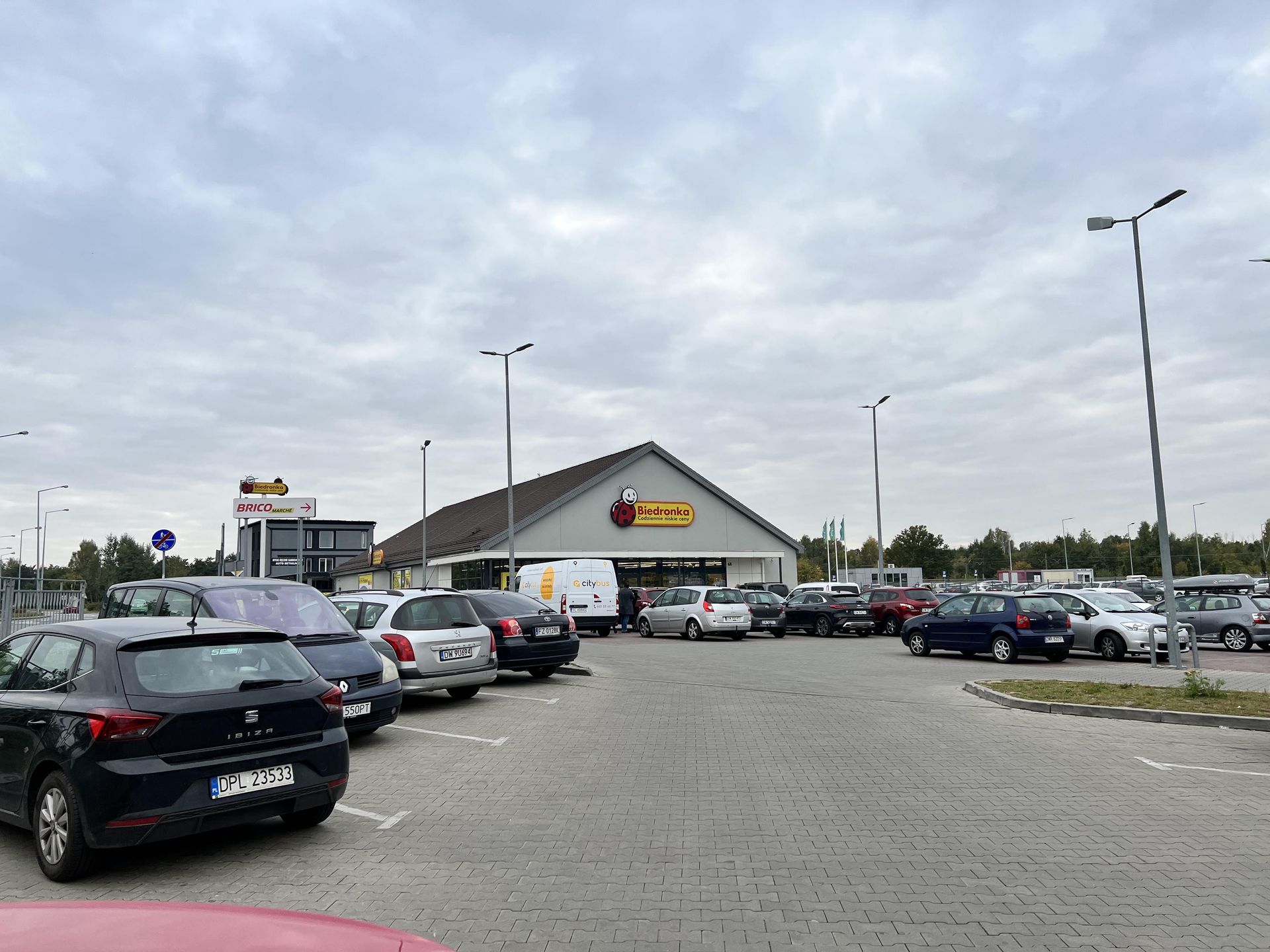 Nowy system na parkingach Biedronki. Sieć wyjaśnia, na czym polega