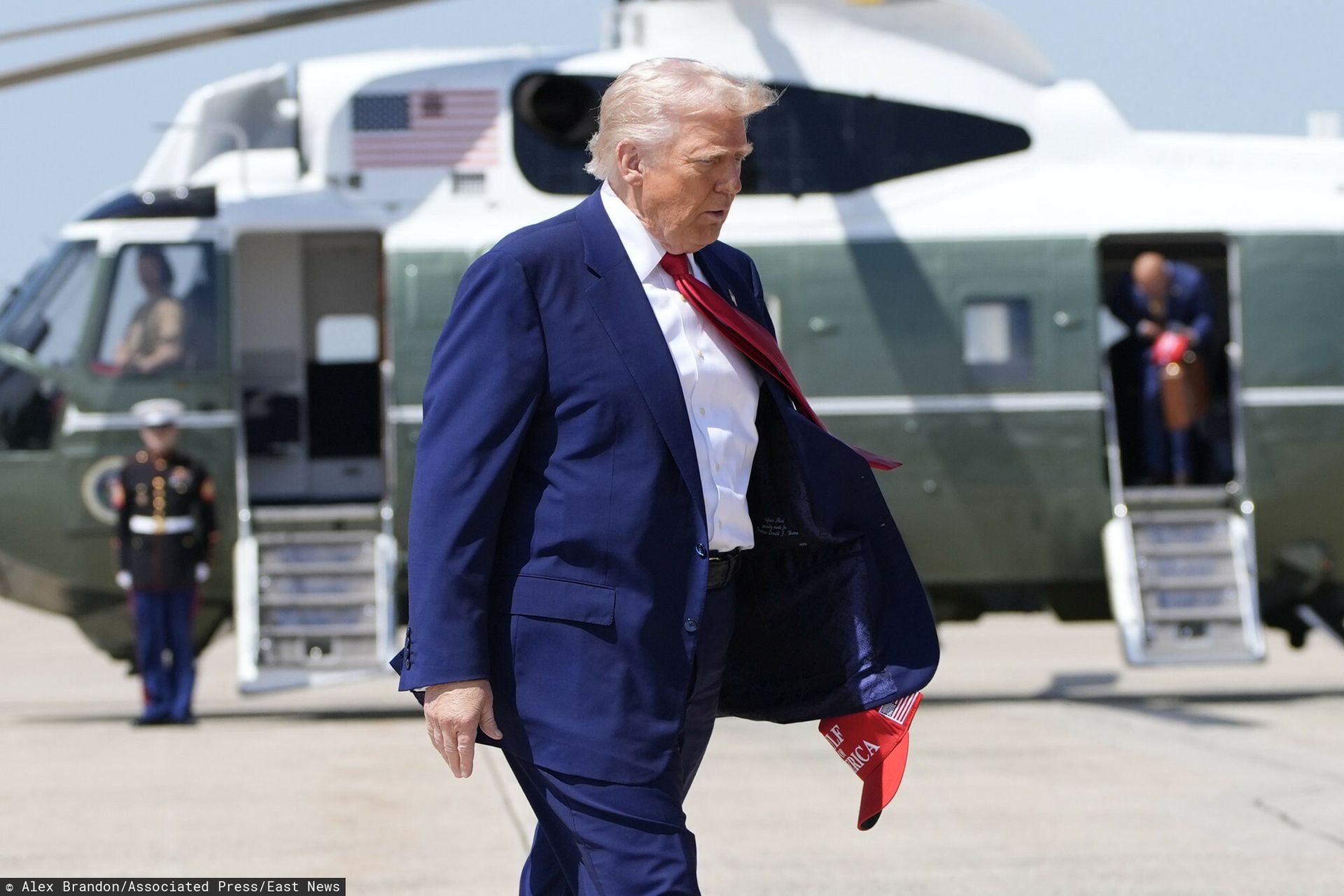 Trump z rekordowo niskim poparciem po 100 dniach urzędowania. Jest coś jeszcze