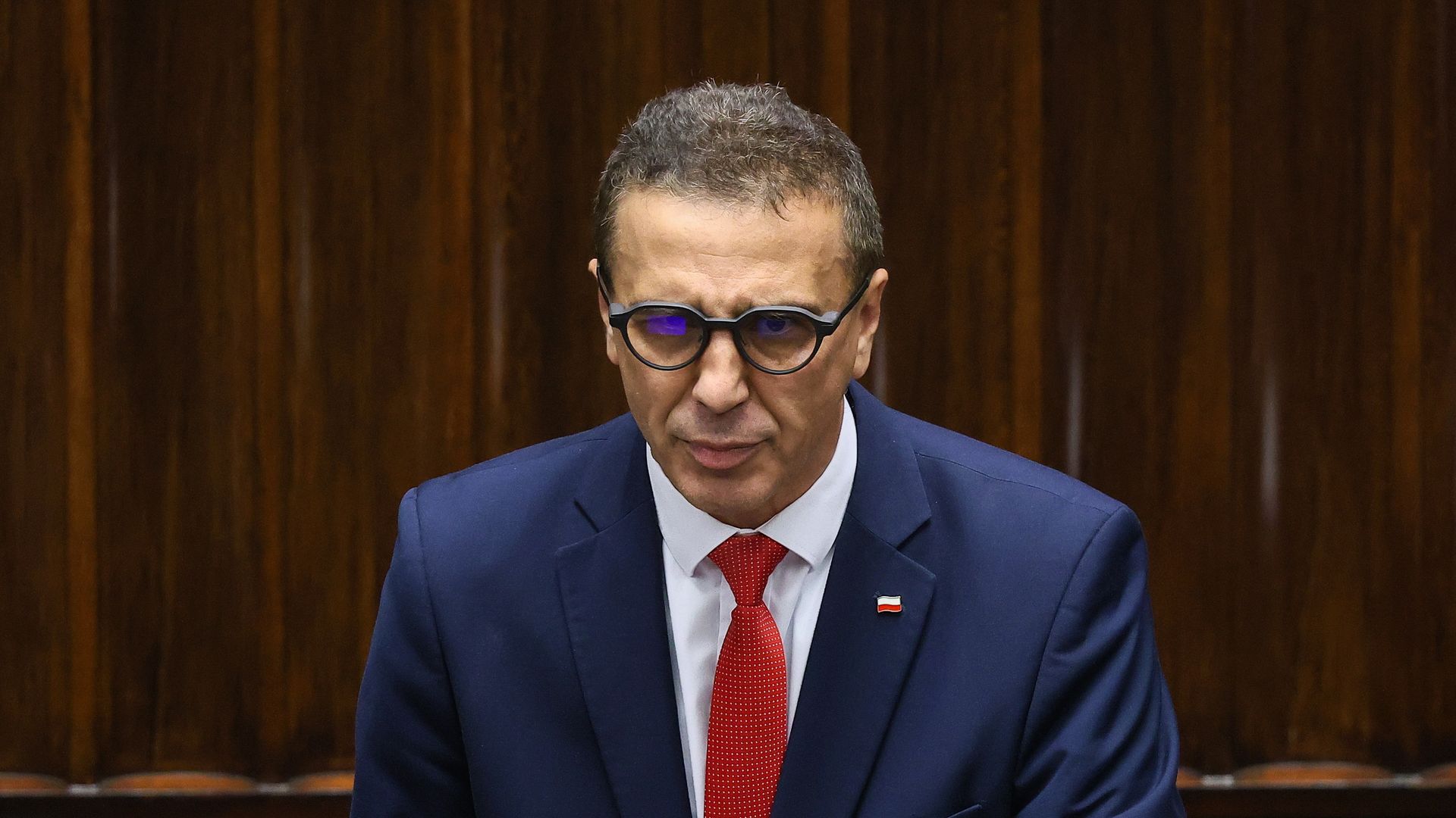 Poseł wywołał poruszenie, bo korzystał z inteligentnych okularów. "Mamy XXI wiek"