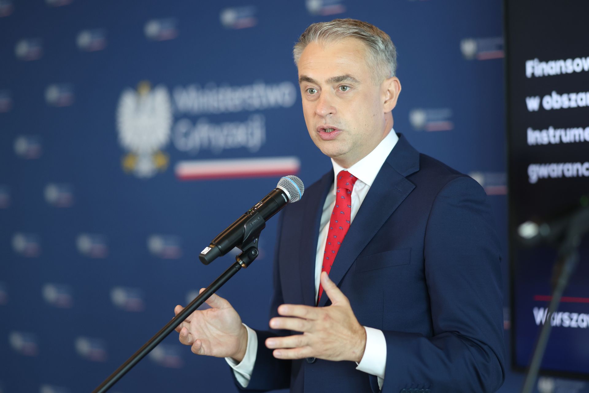 Gawkowski wysłał stanowcze pismo do Mety. Żąda wyjaśnień ws. scamów z Brzoską