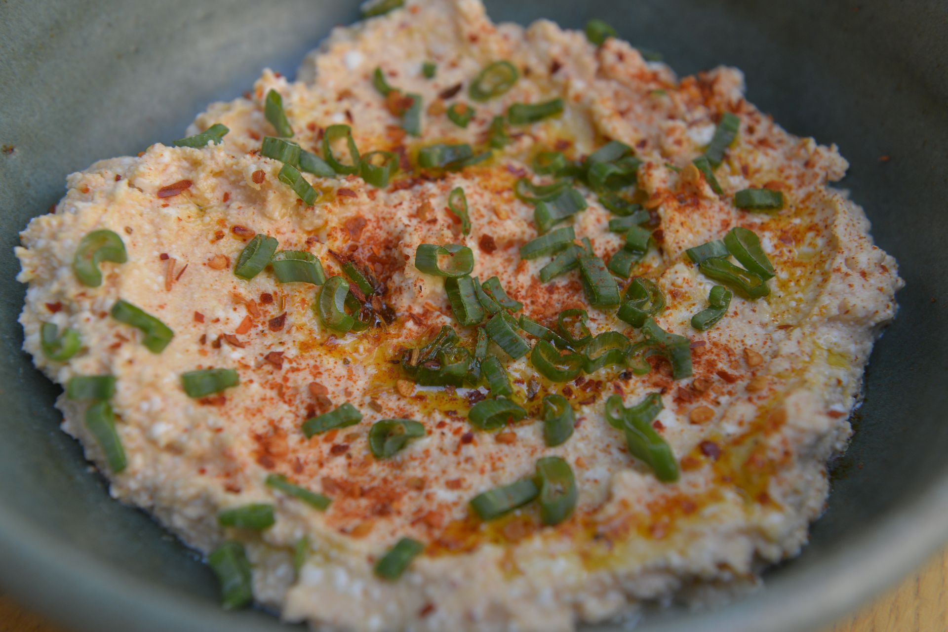 Bałkańska pasta, która rozkręci każdą imprezę. Poznaj przepis na pikantny hit z serem i papryką