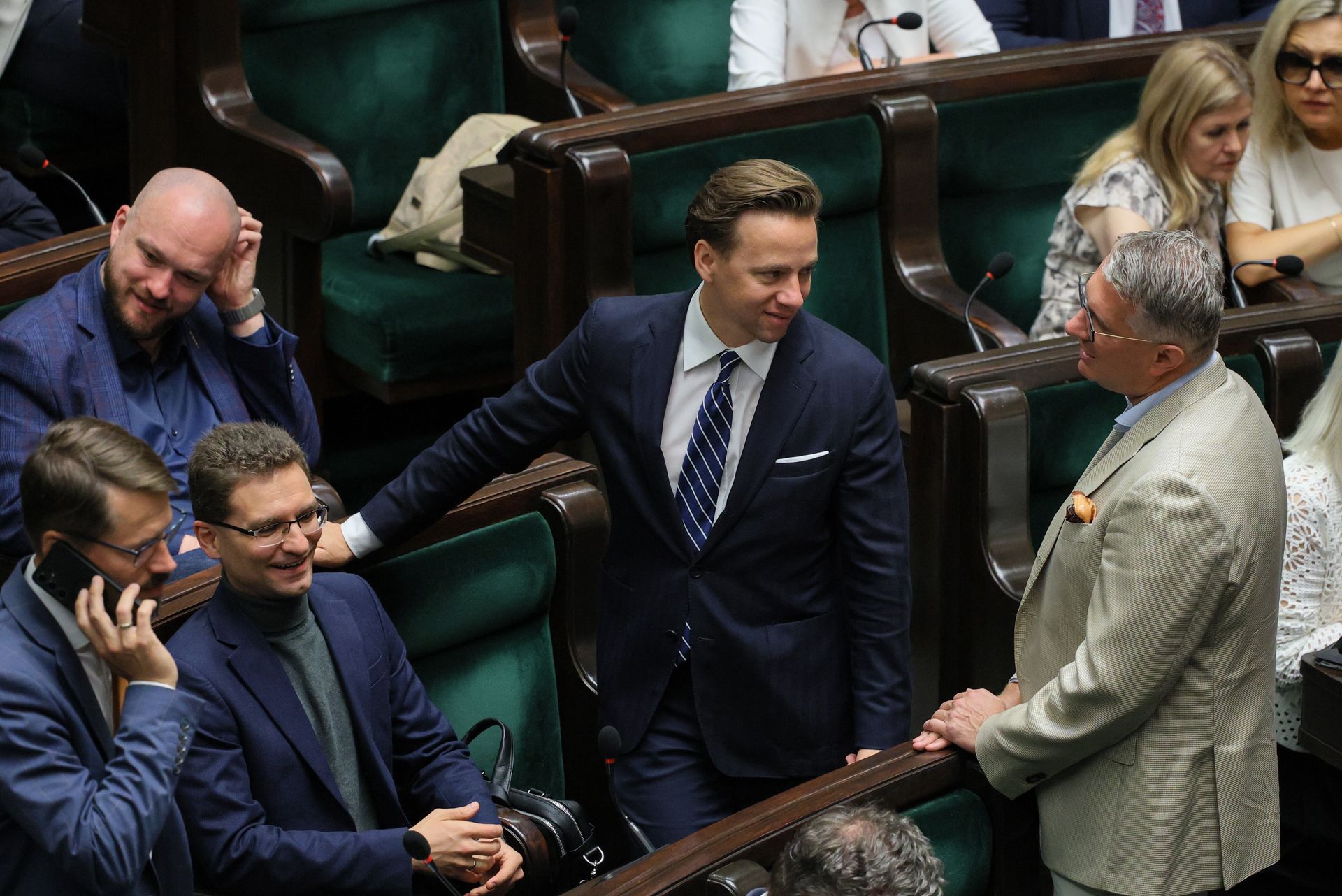 Duże poparcie dla Konfederacji, mała różnica na szczycie. Nowy sondaż