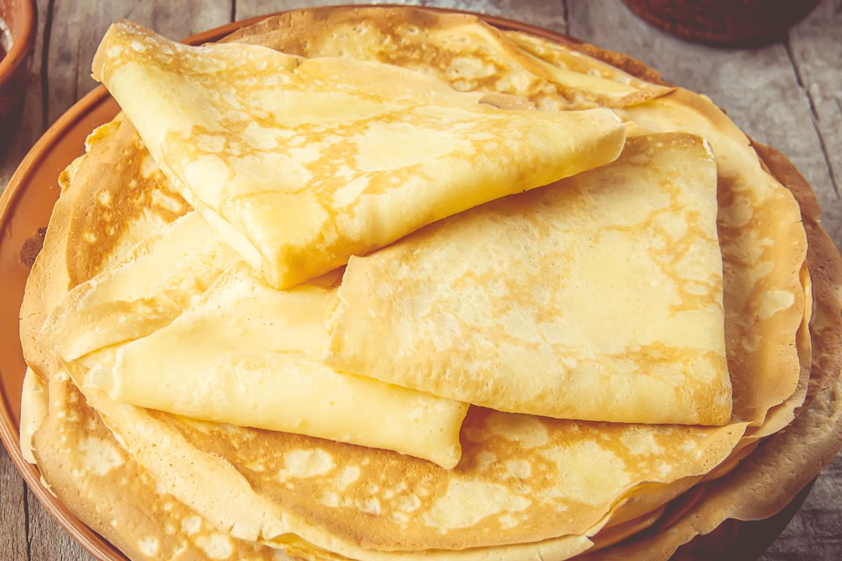 Na śniadanie smażę górę śmietankowych naleśników. Tak elastyczne, iż nie rwą się przy obracaniu