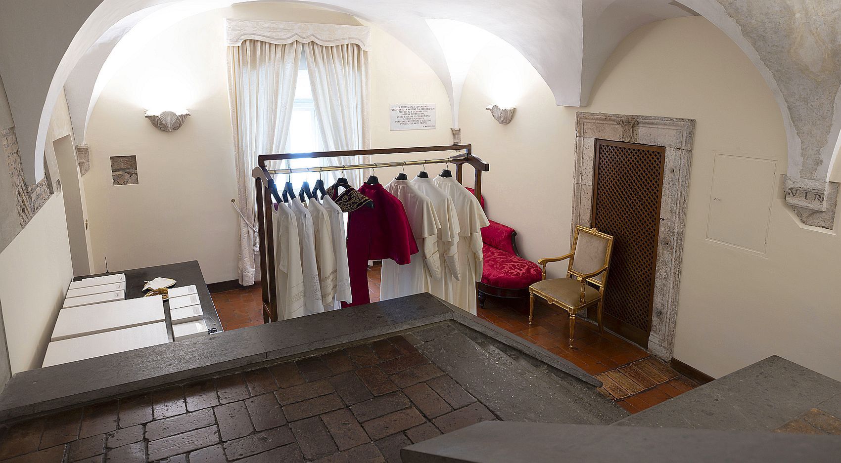 Czym jest Pokój Łez? To tu trafia nowy papież chwilę po konklawe. Zobacz, co jest w środku