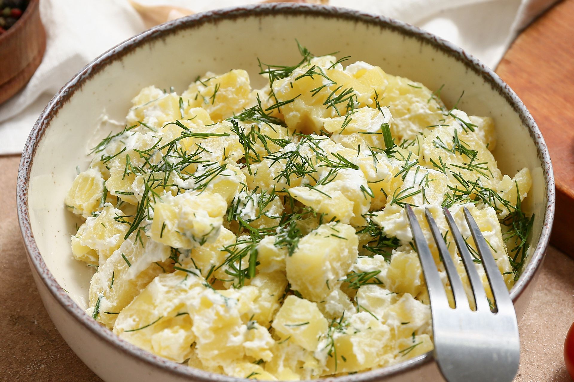 Zwykła sałatka ziemniaczana to kpina. Prosty myk zamieni ją w danie jak z restauracji