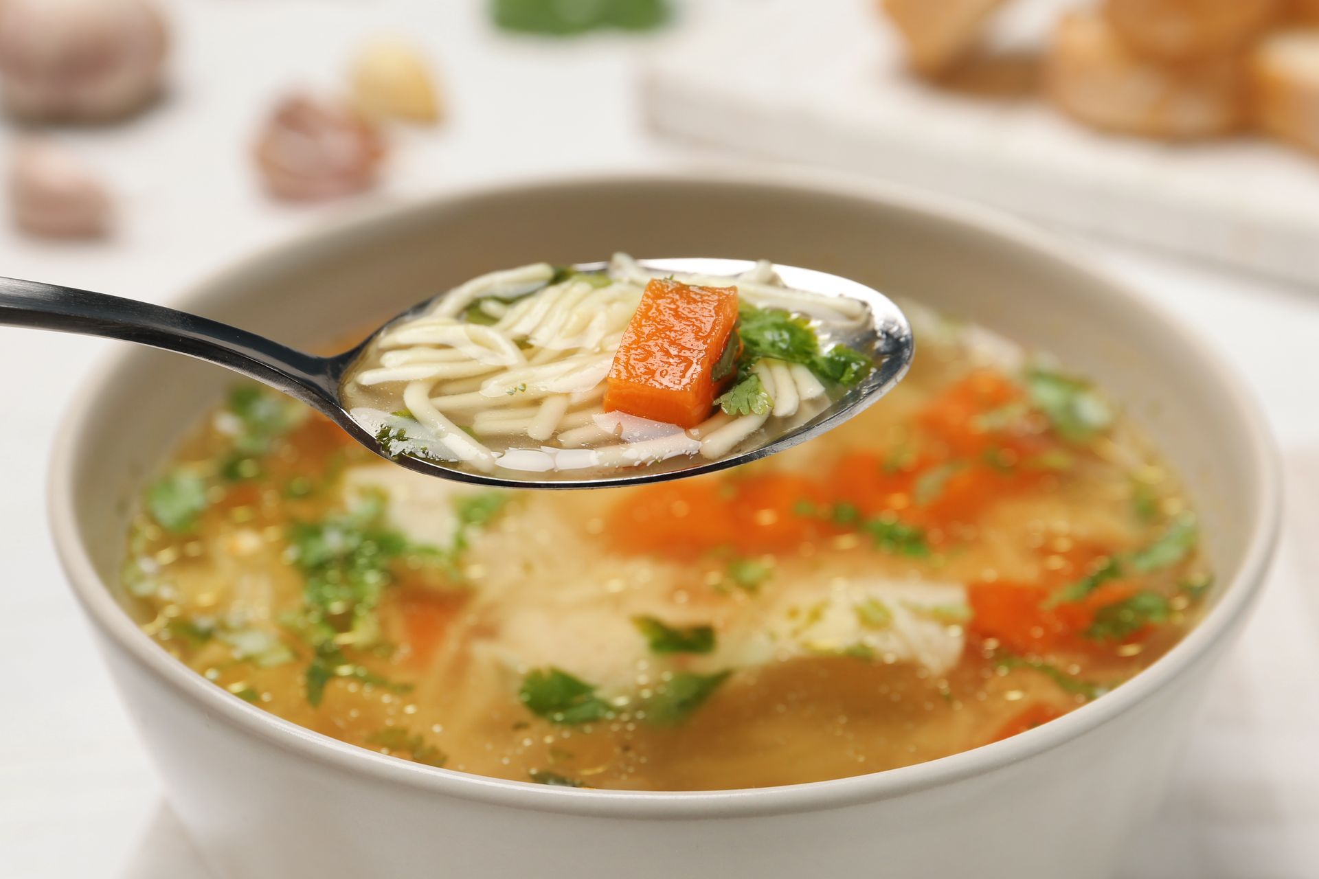 Dodaj do rosołu, a wydobędziesz głębię smaku z mięsa. Do tego będzie klarowny jak nigdy wcześniej