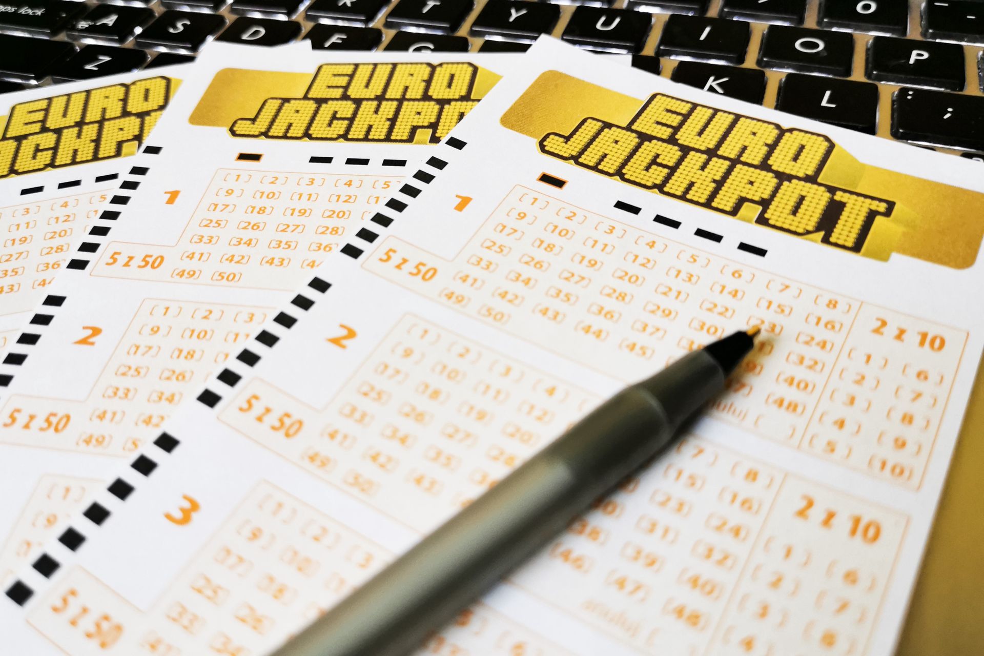 Polak wygrał 1,6 mln zł w Eurojackpot. Wiadomo, gdzie skreślał liczby