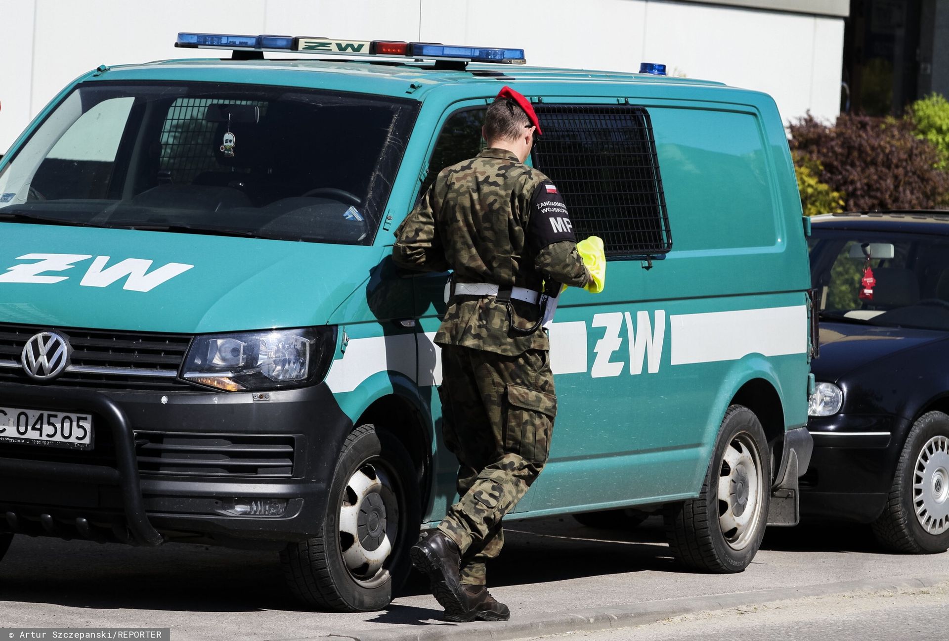 Żołnierz miał ukraść auto, po czym je porzucić. Został zatrzymany