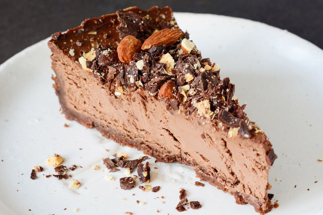 Tylko 4 składniki i chwila mrożenia. Pyszny sernik czekoladowy na zimno