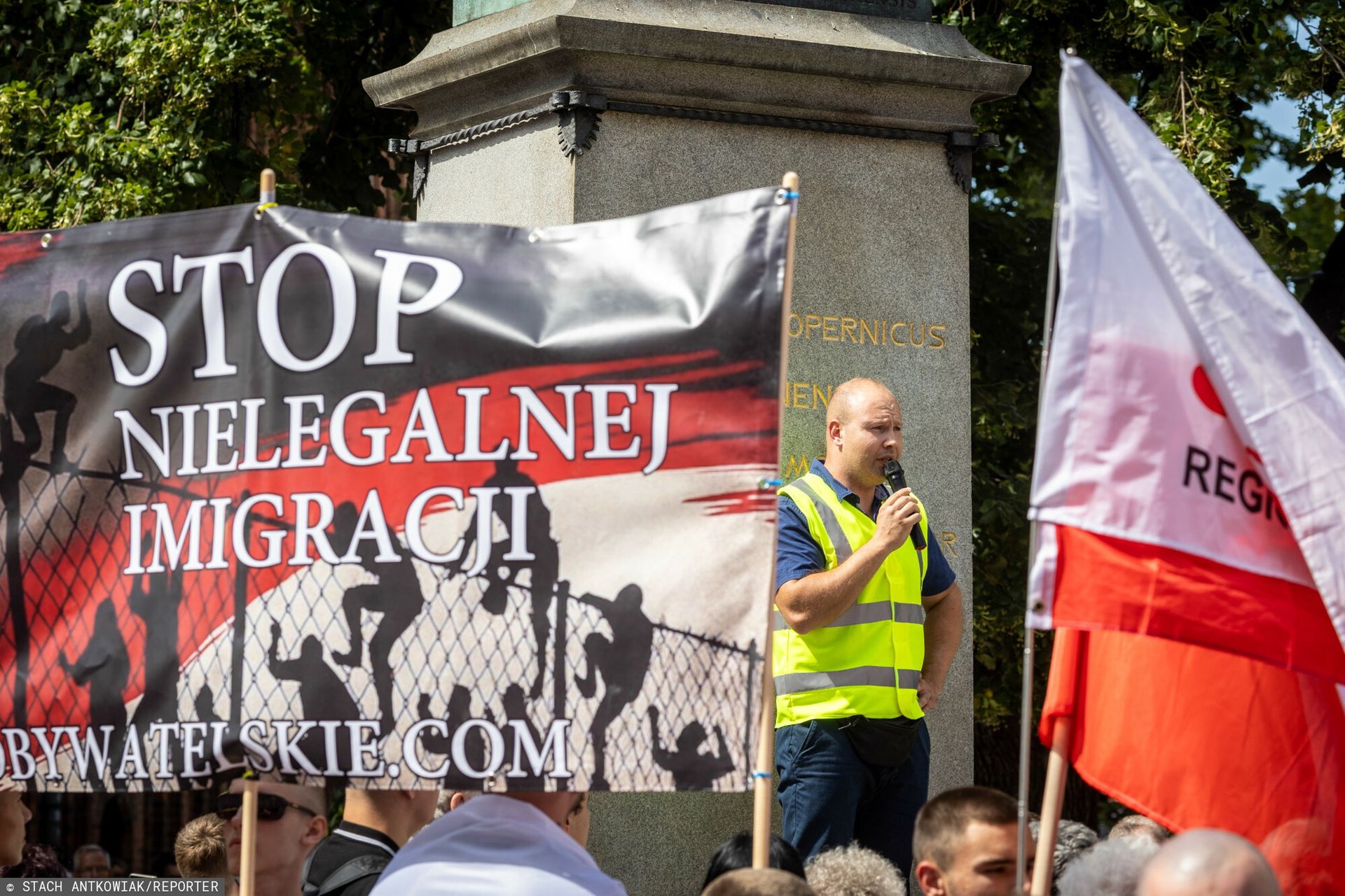 "Stop imigracji!" i kontrmanifestacje. Policja: wolność ma swoje granice