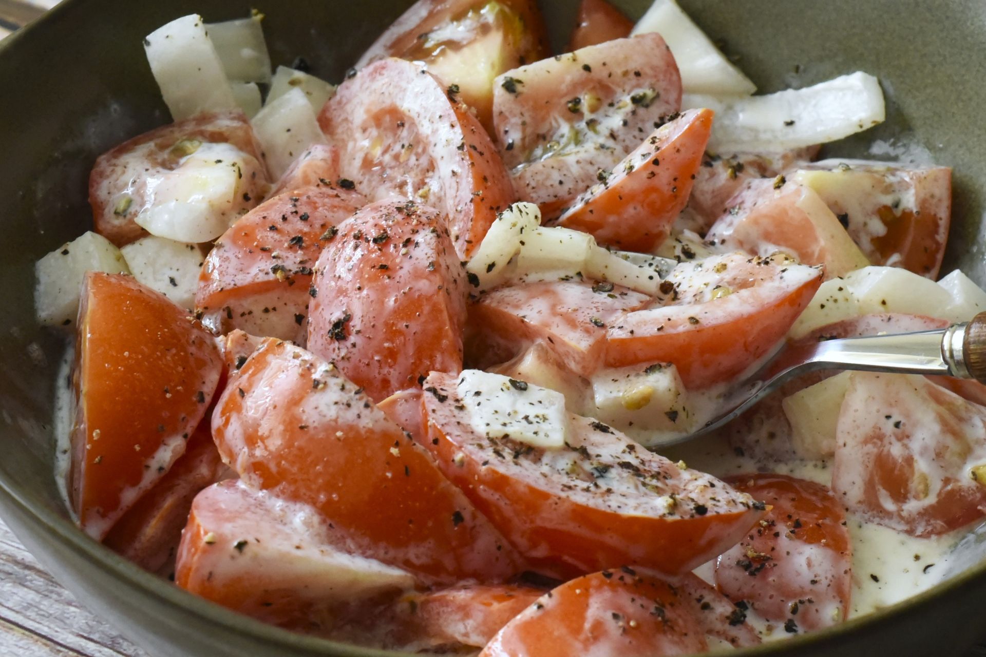 Babcia dodaje szczyptę do pomidorów. Sałatka lepsza niż w restauracji