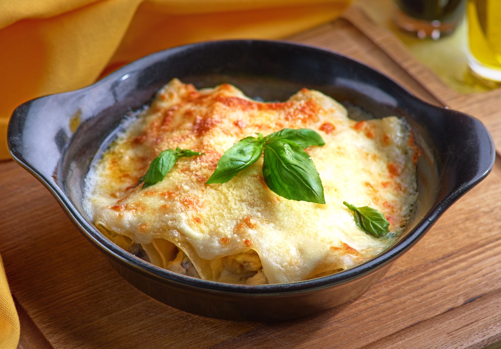 Sezonowe warzywo dodaję do farszu i oblewam pysznym sosem. Wychodzi makaronowa zapiekanka