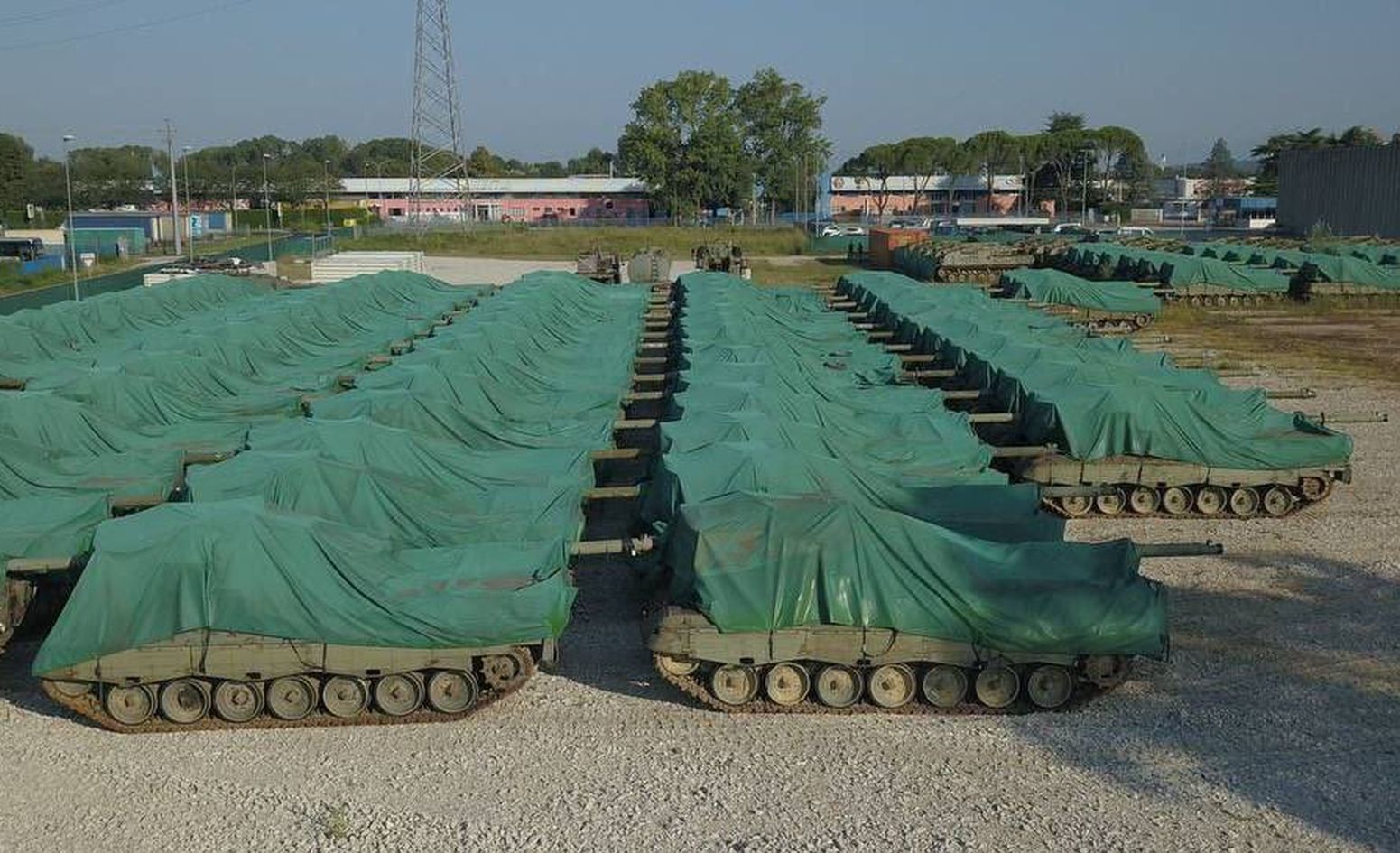 Niemal setka czołgów na sprzedaż. Zakazali przekazania ich Ukrainie