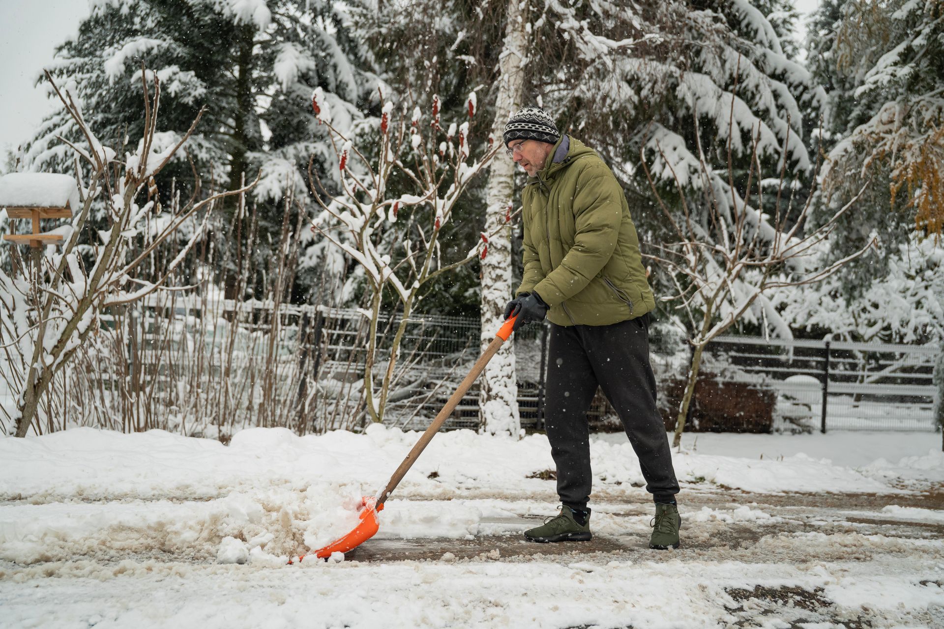 Spadł śnieg, trzeba chwycić za łopatę. Kary choćby do 1,5 tys. zł