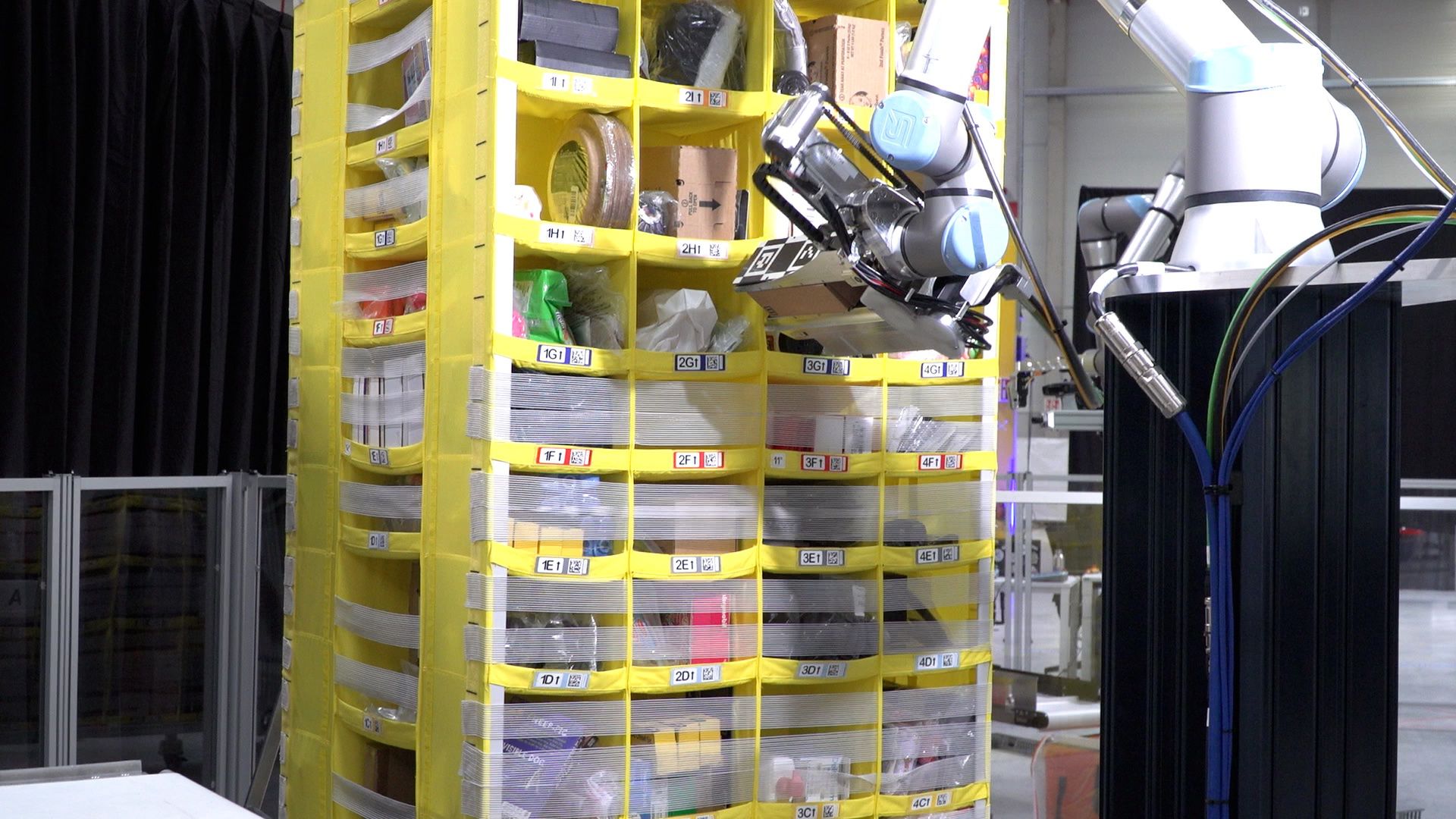 W Amazon pracuje ponad 750 tys. robotów. Najnowszy jest wyposażony w "zmysł" dotyku