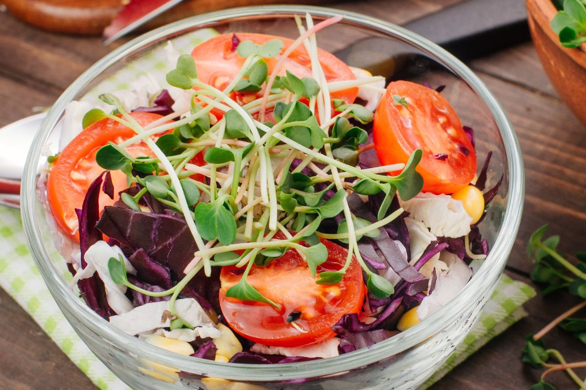 Tę sałatkę powinni zajadać zwłaszcza seniorzy. Serce jest jak dzwoń, a jelita działają jak należy
