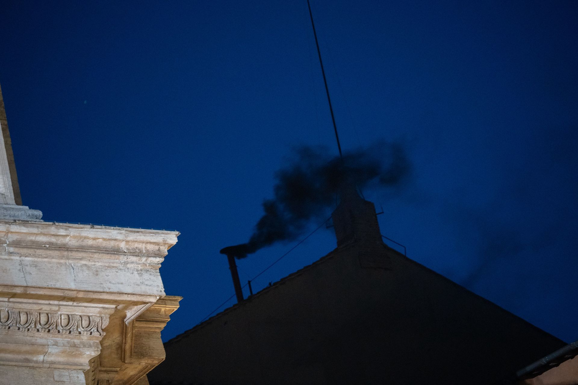 Czarny i biały dym podczas konklawe. Chemiczna tajemnica Watykanu