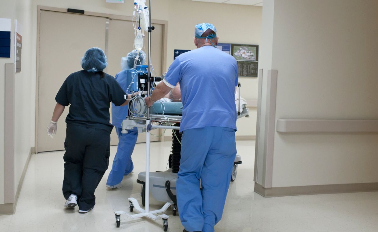 Szpital odwołał zaplanowane operacje. Teraz się tłumaczy