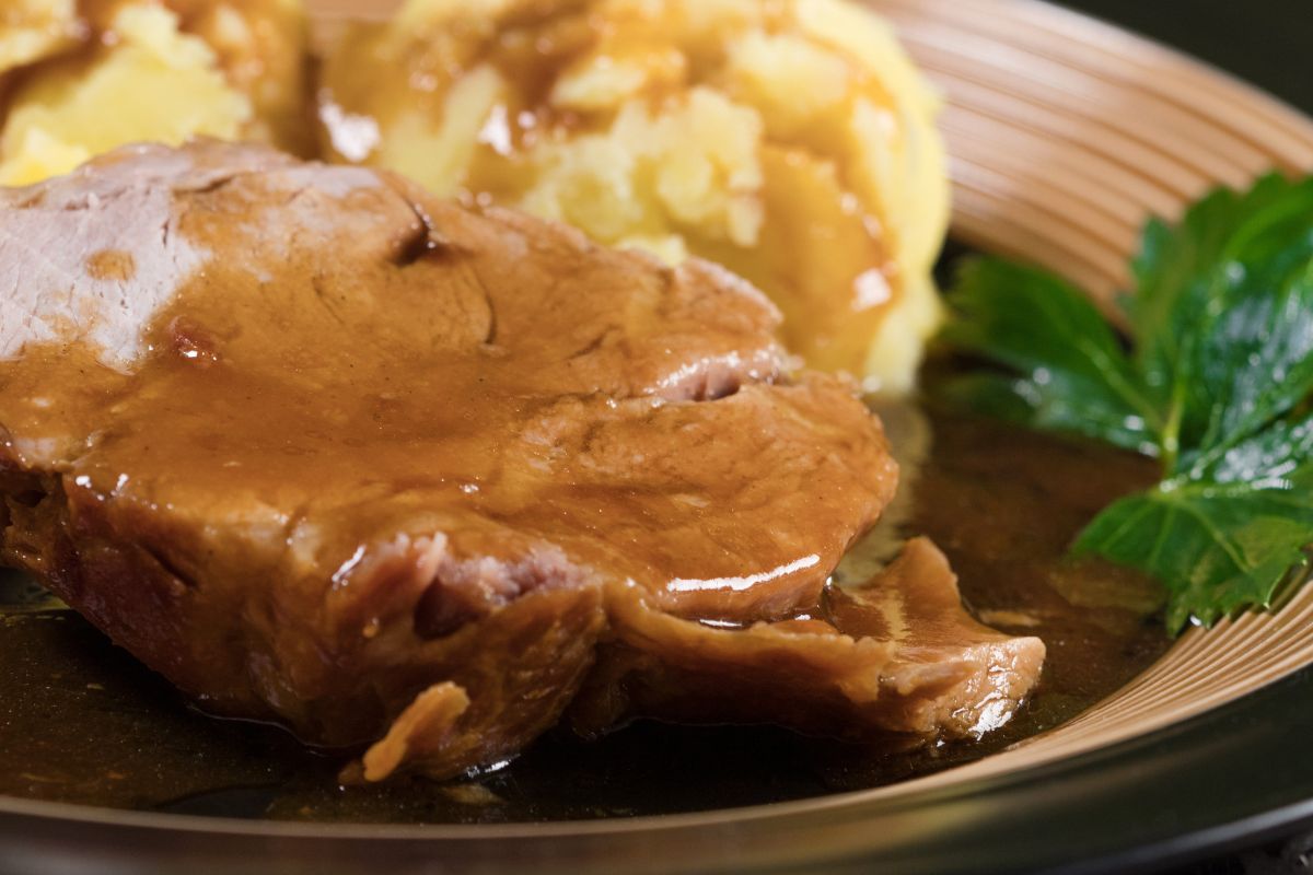 Na obiad robię schab w sosie własnym. Wychodzi tak delikatny, iż nie trzeba używać noża