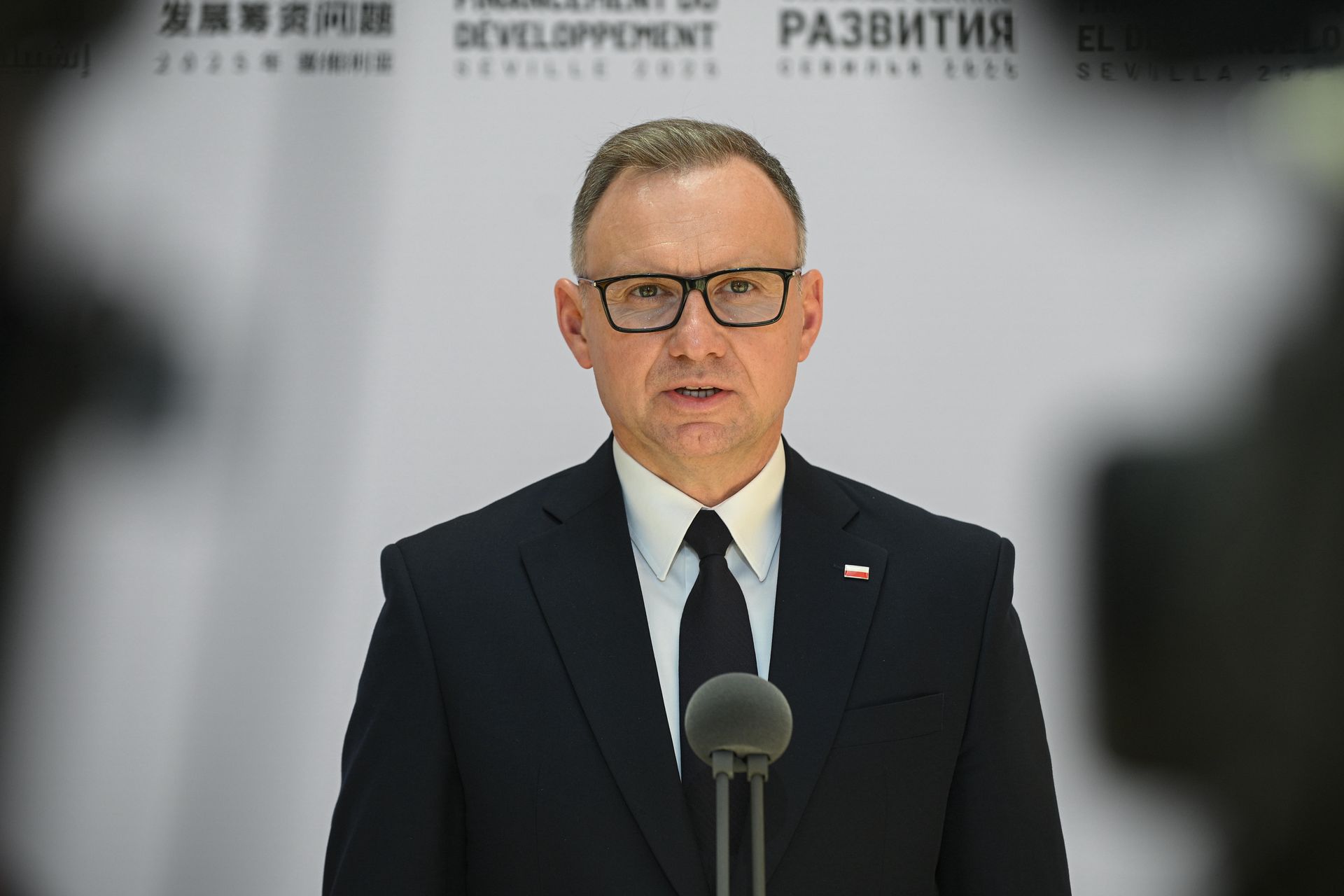 EMPiK wycofuje książkę o Dudzie. Jednak wzrasta jej popularność