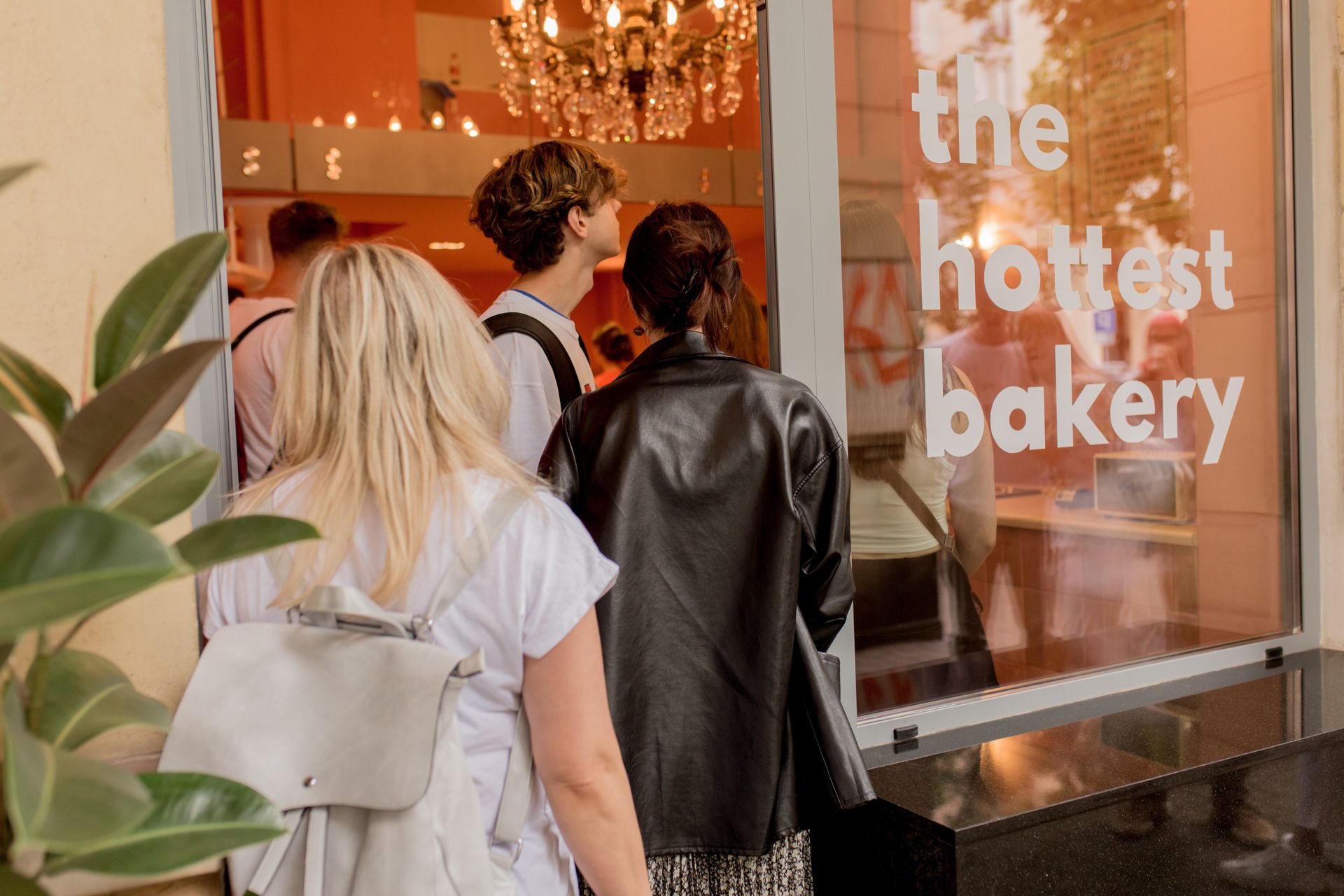 Wzbudzili kontrowersje. Teraz zamykają lokale. "Zbyt odważny"