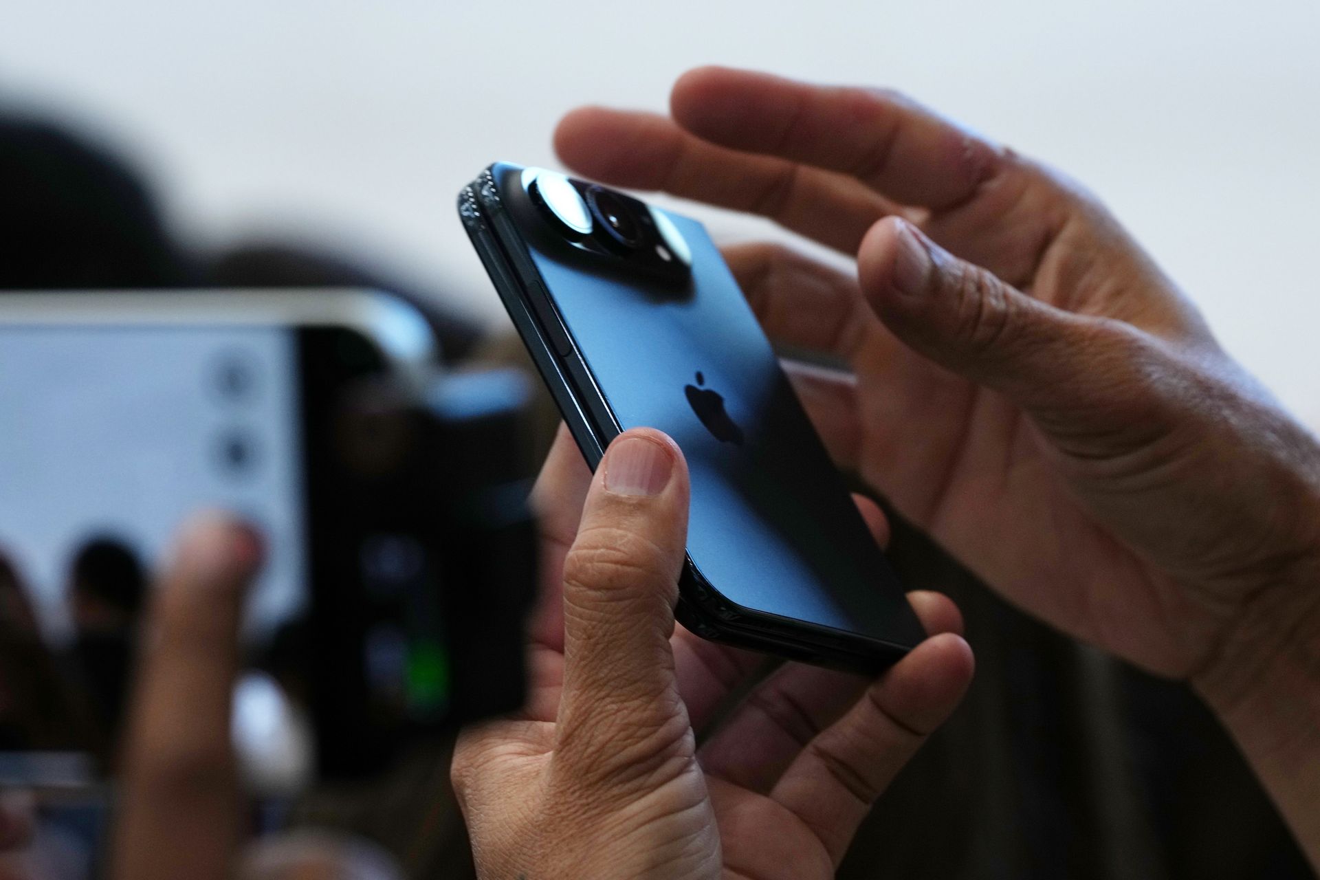 IOS 27 trafia na iPhone’y. Kiedy aktualizacja pojawi się w Polsce?