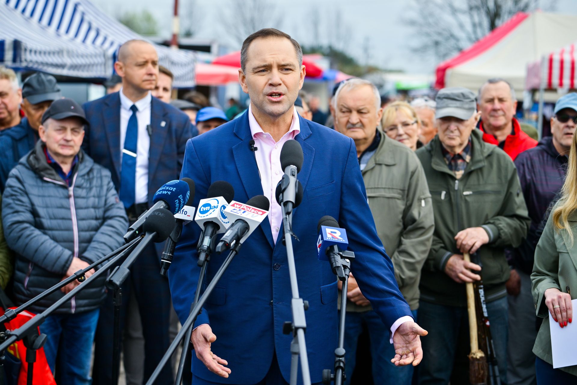 Zadał pytanie Nawrockiemu. Zwolennicy się wściekli. "Precz z komuną"