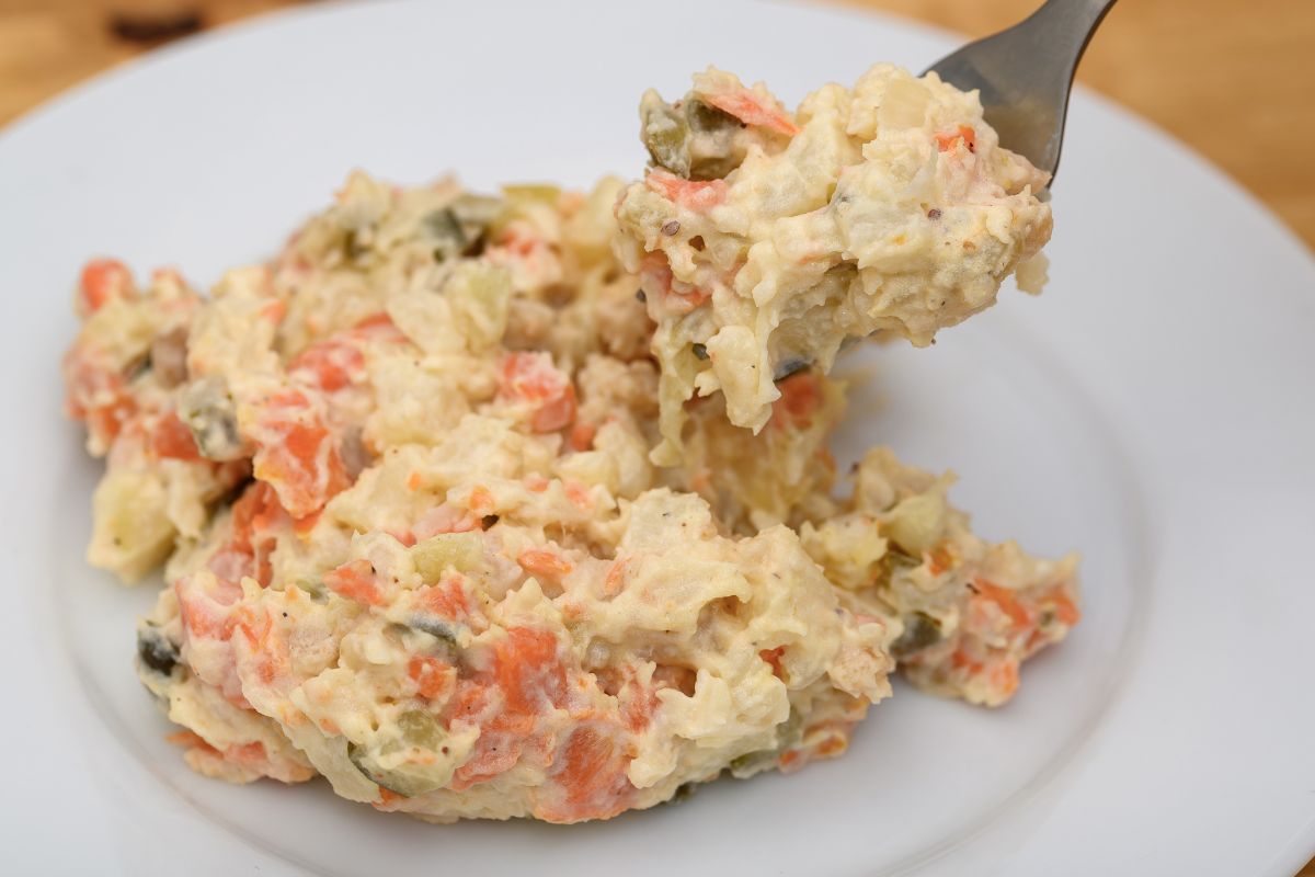 Nie dodawaj od razu tych dwóch składników. Sałatka jarzynowa szybciej się popsuje