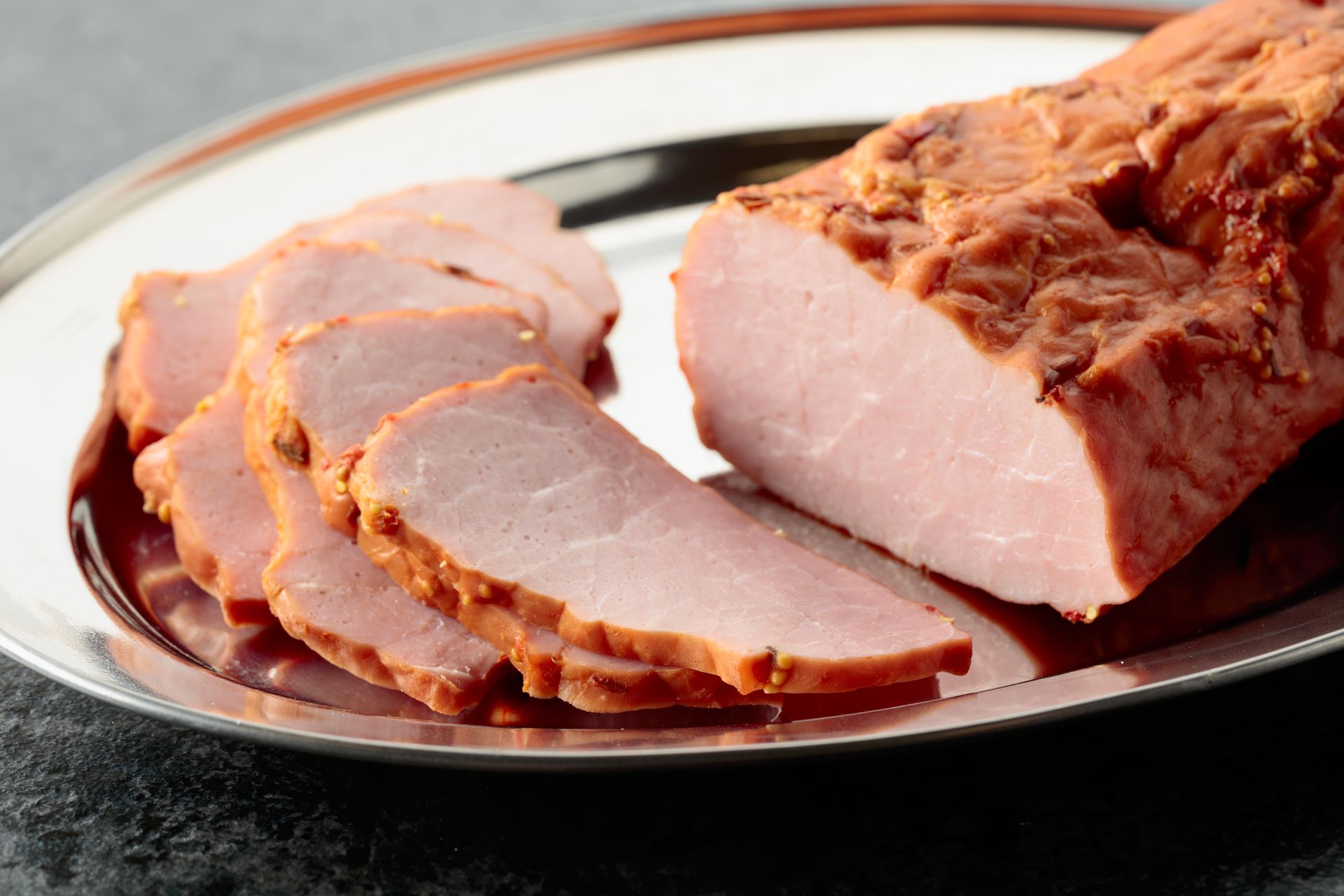 Szynkę gotuję zawsze w ten sposób. Wychodzi soczysta, delikatna i krucha