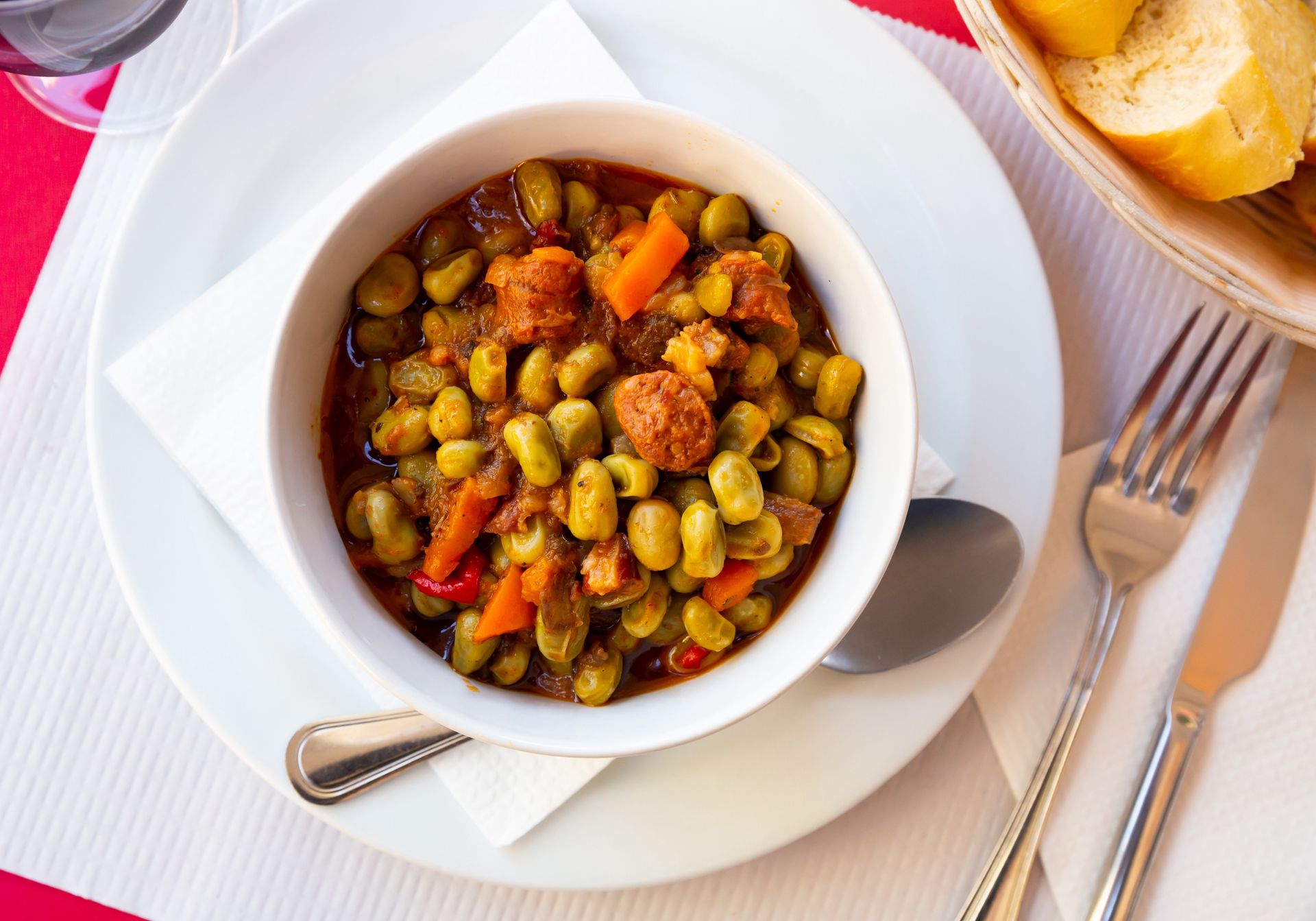 Użyj bobu zamiast białej fasoli. Obiadowy klasyk w odświeżonej wersji