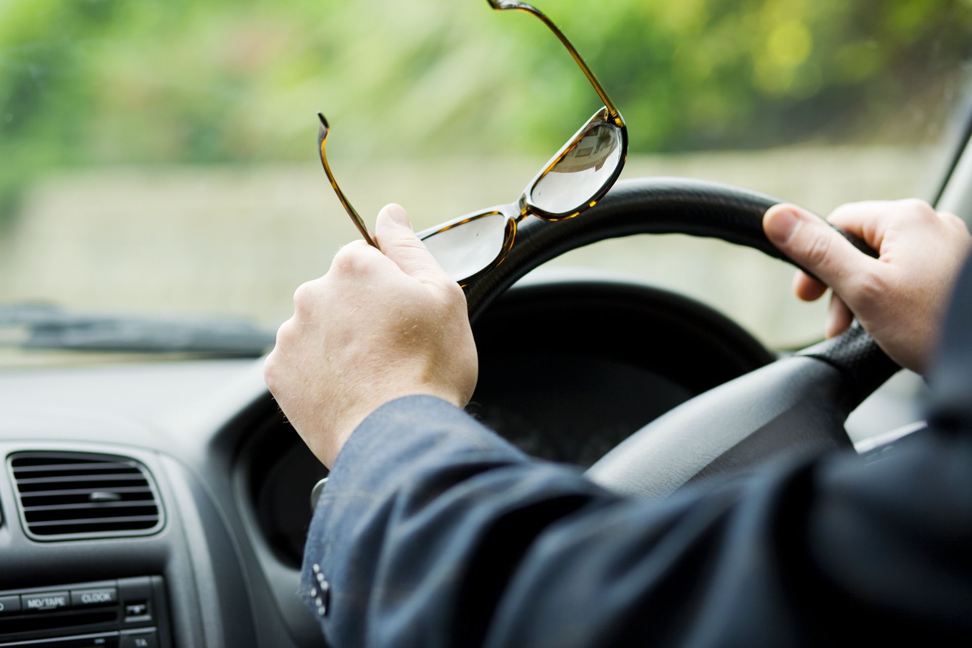 Mandat za jazdę w okularach. Tym osobom grozi kara